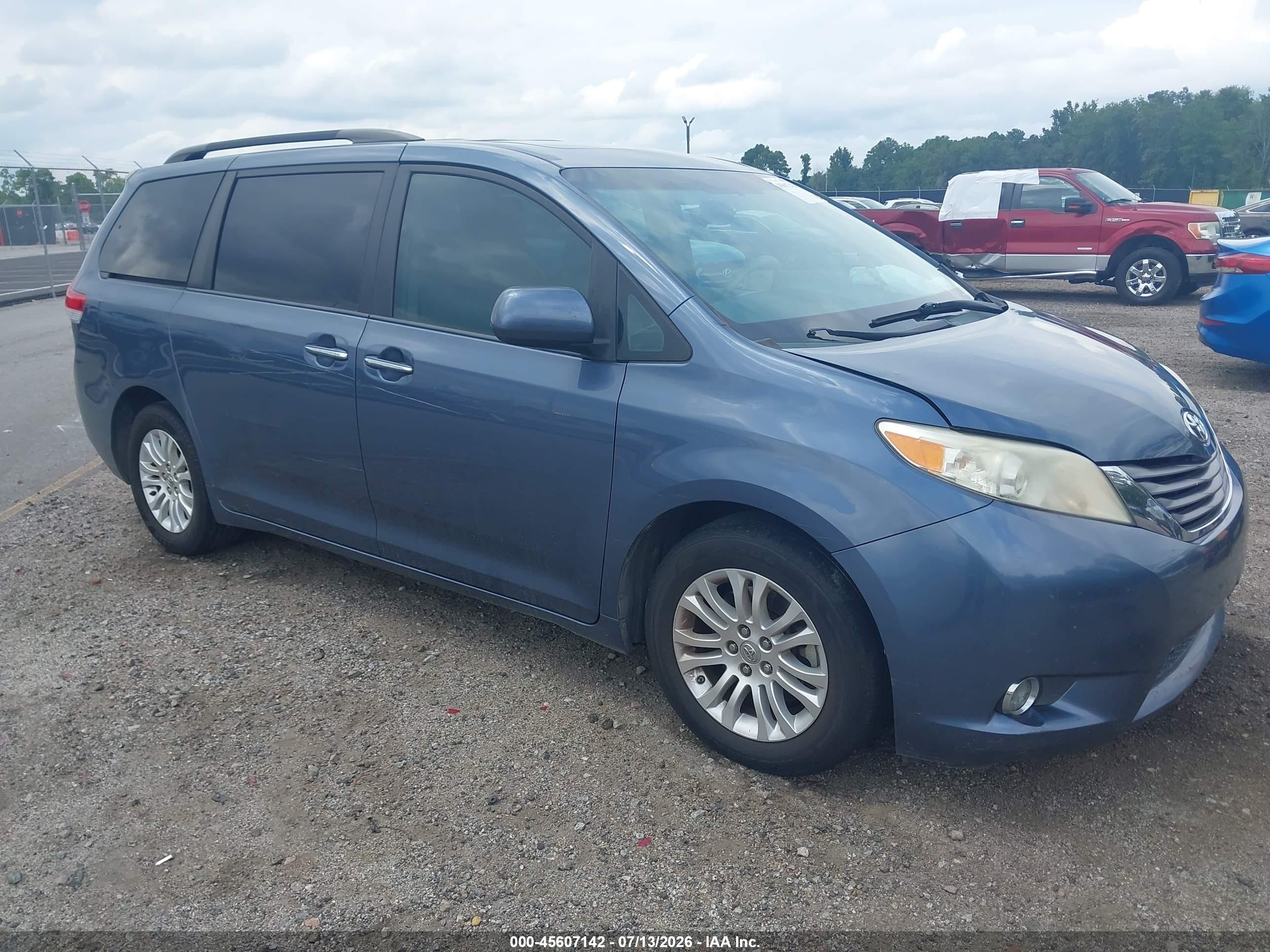 2013 Toyota Sienna Xle V6 8 Passenger Синий vin: 5TDYK3DC8DS399911