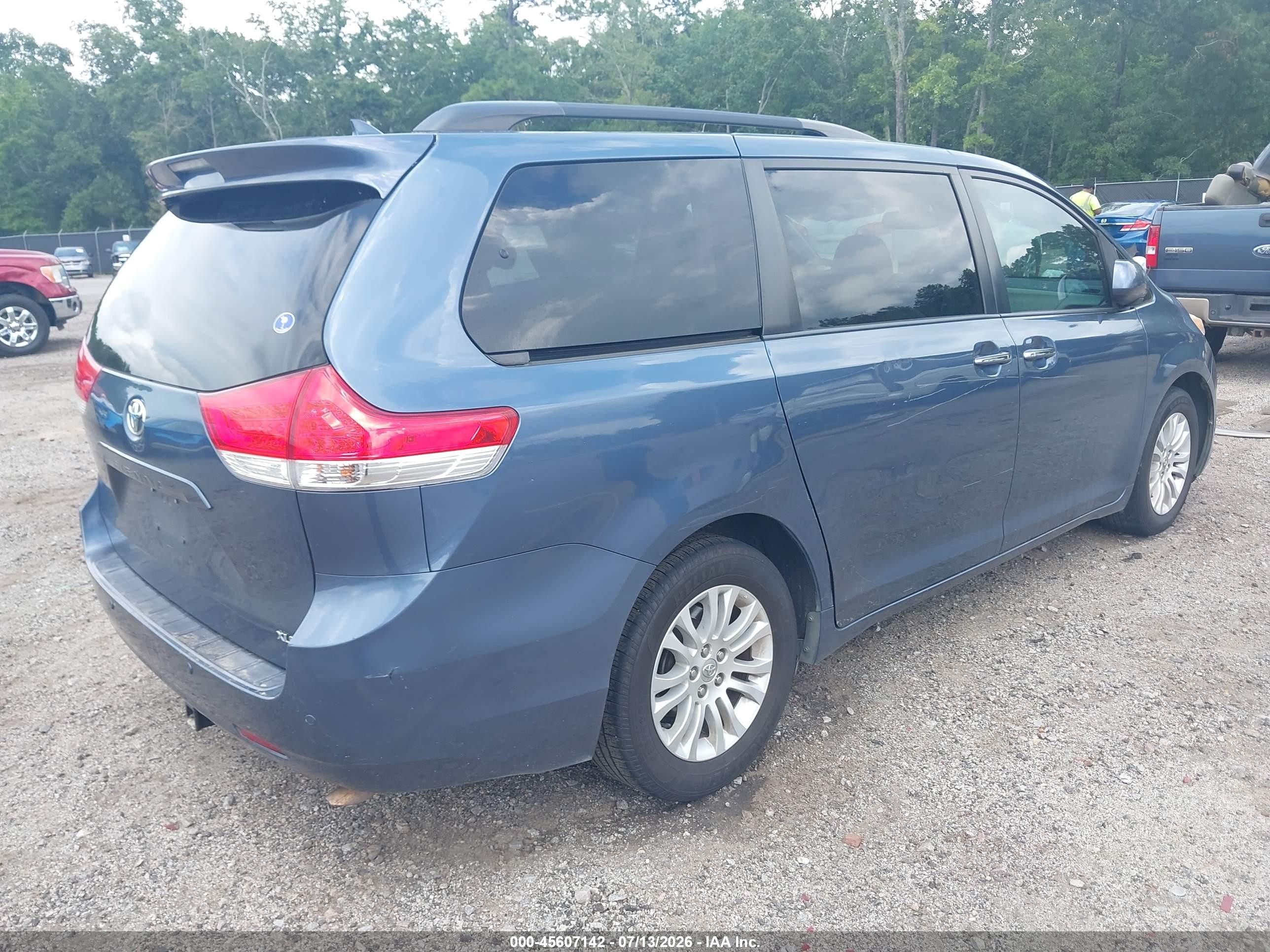 2013 Toyota Sienna Xle V6 8 Passenger Синий vin: 5TDYK3DC8DS399911