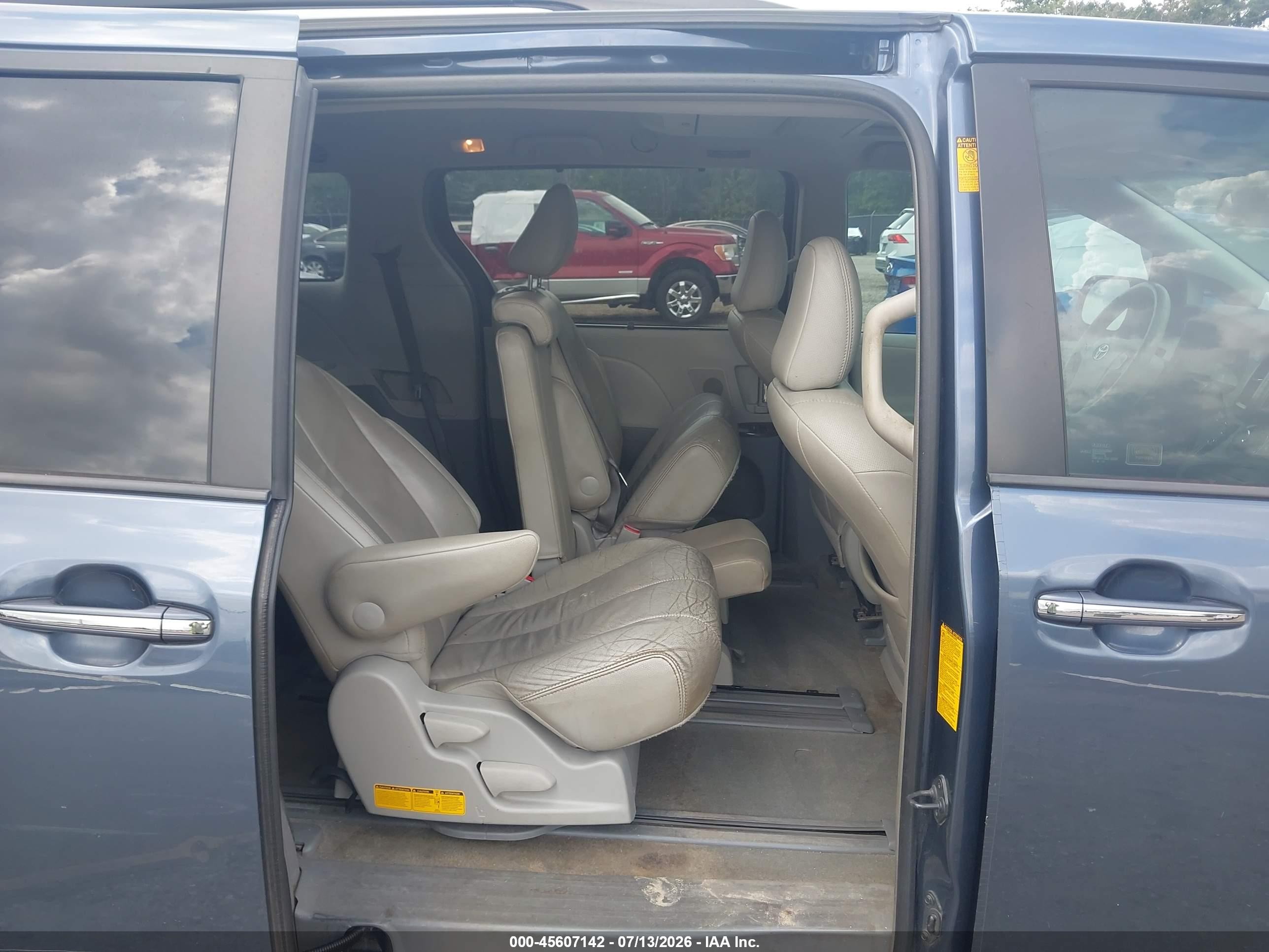 2013 Toyota Sienna Xle V6 8 Passenger Синий vin: 5TDYK3DC8DS399911
