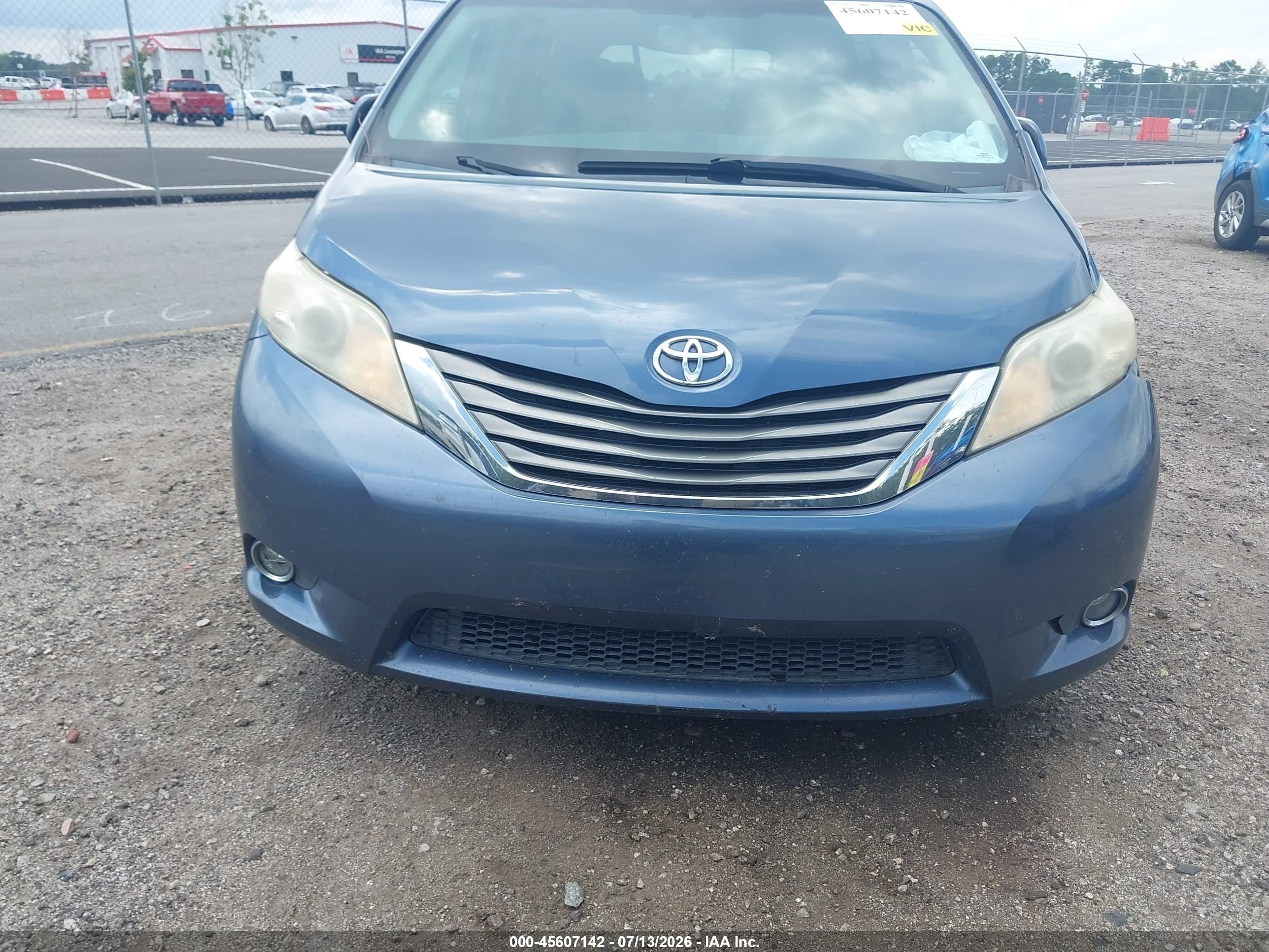 2013 Toyota Sienna Xle V6 8 Passenger Синий vin: 5TDYK3DC8DS399911