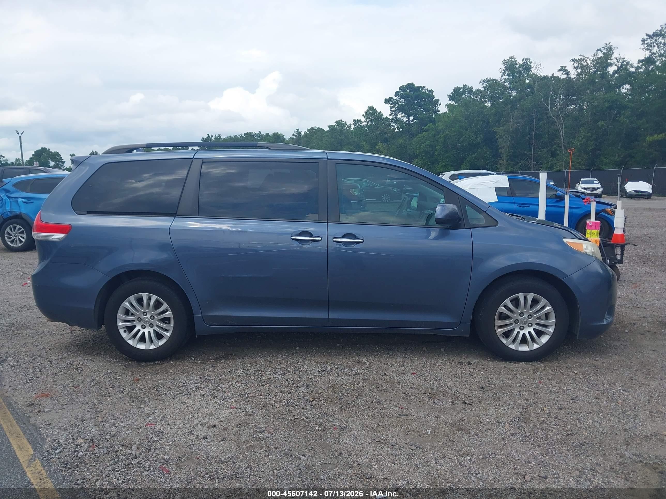 2013 Toyota Sienna Xle V6 8 Passenger Синий vin: 5TDYK3DC8DS399911