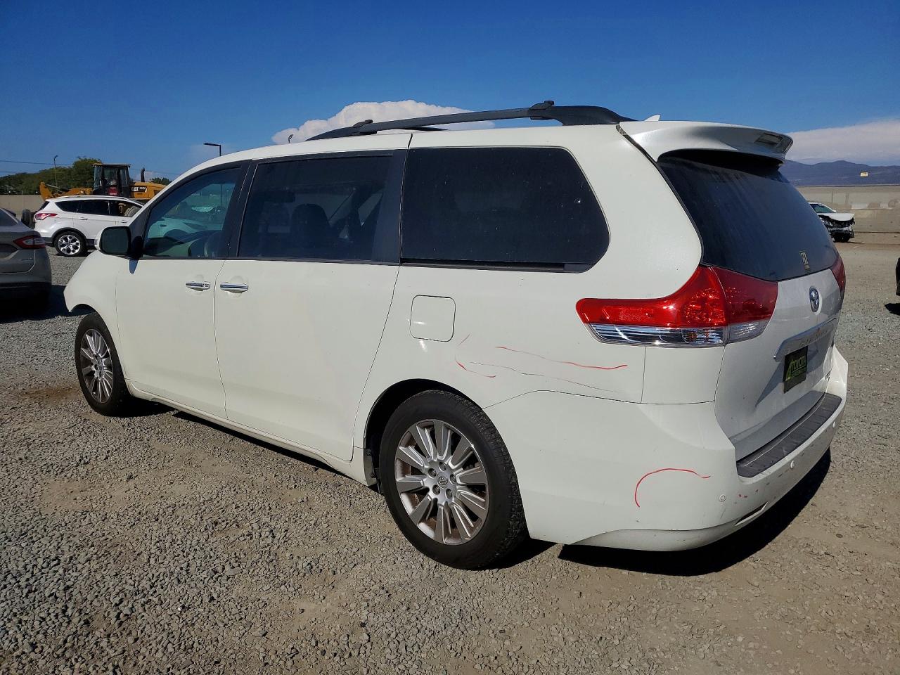 2014 Toyota Sienna Limited 7-passenger White vin: 5TDYK3DC8ES415414