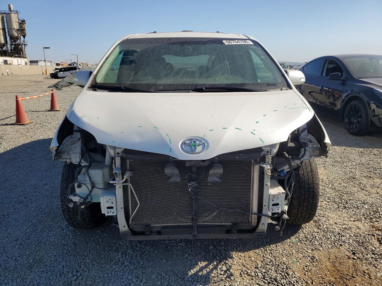 2014 Toyota Sienna Limited 7-passenger White vin: 5TDYK3DC8ES415414