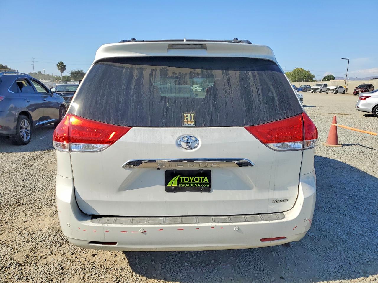 2014 Toyota Sienna Limited 7-passenger White vin: 5TDYK3DC8ES415414