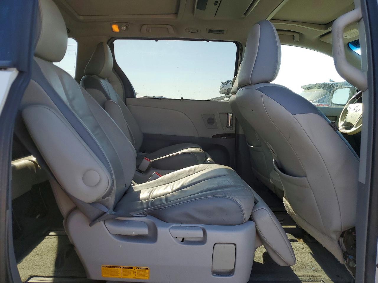 2014 Toyota Sienna Limited 7-passenger White vin: 5TDYK3DC8ES415414