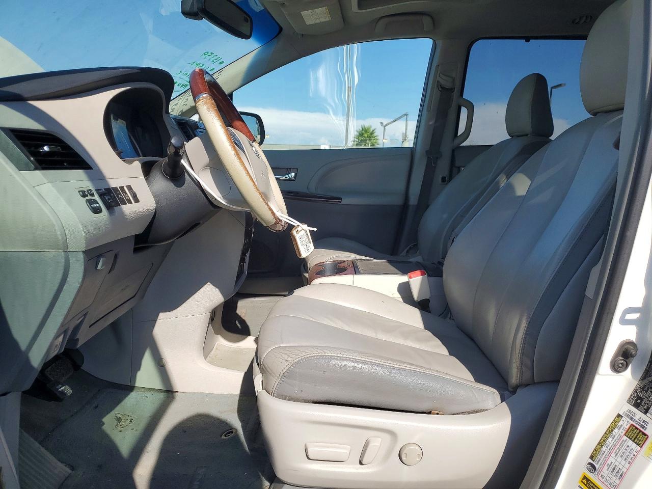 2014 Toyota Sienna Limited 7-passenger White vin: 5TDYK3DC8ES415414