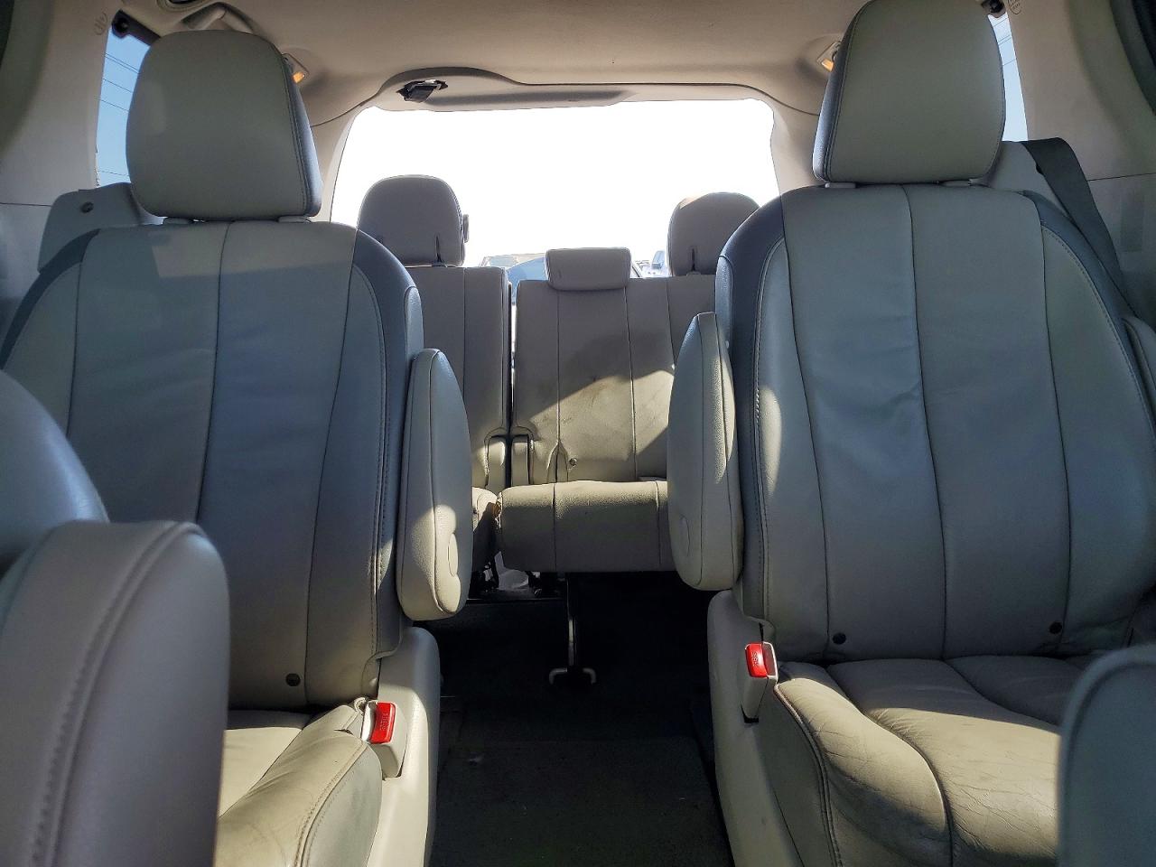 2014 Toyota Sienna Limited 7-passenger White vin: 5TDYK3DC8ES415414