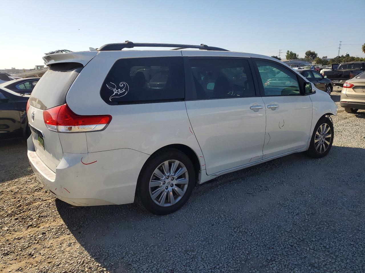 2014 Toyota Sienna Limited 7-passenger White vin: 5TDYK3DC8ES415414
