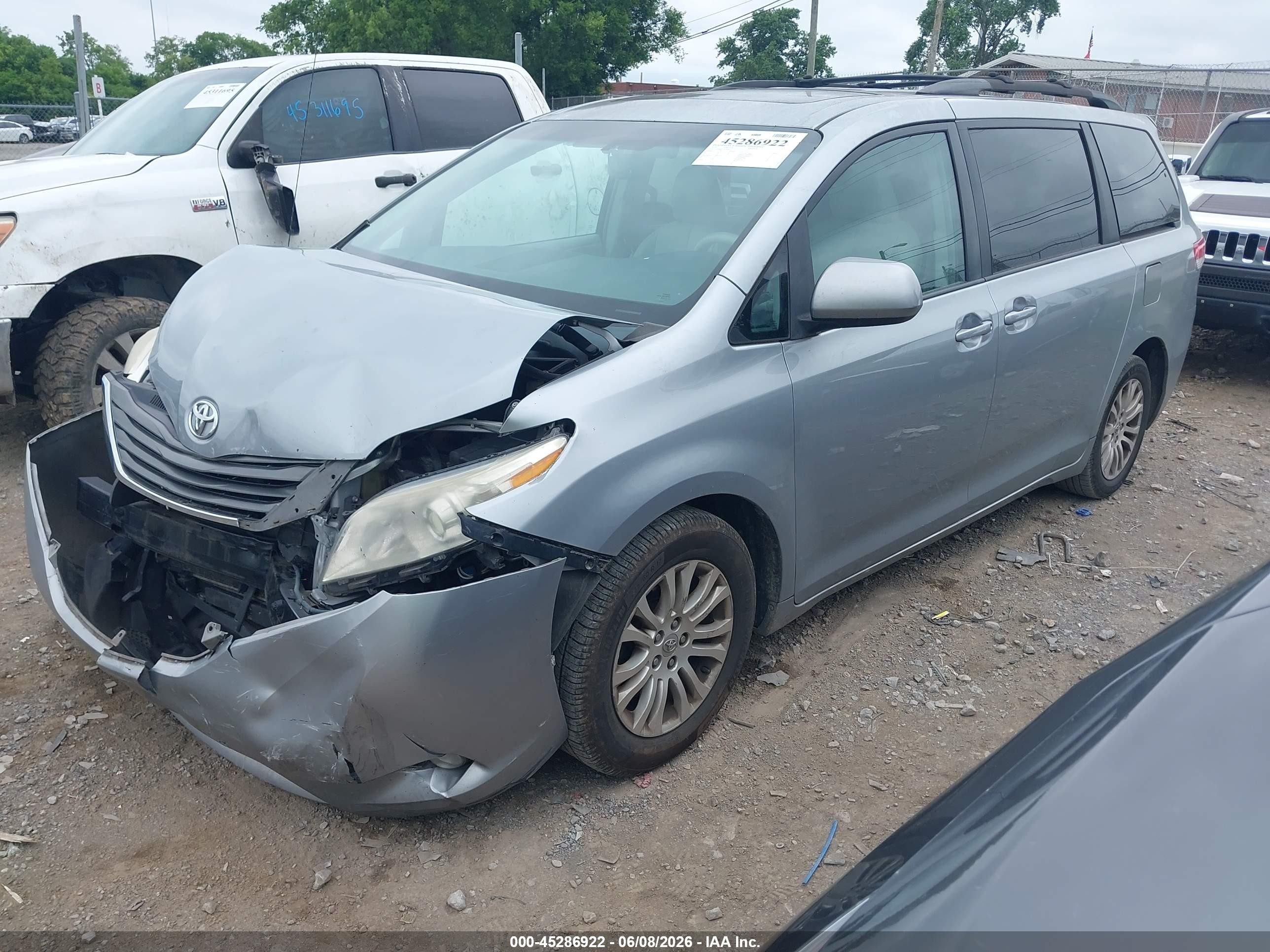 2014 Toyota Sienna Xle V6 8 Passenger Silver vin: 5TDYK3DC8ES436036
