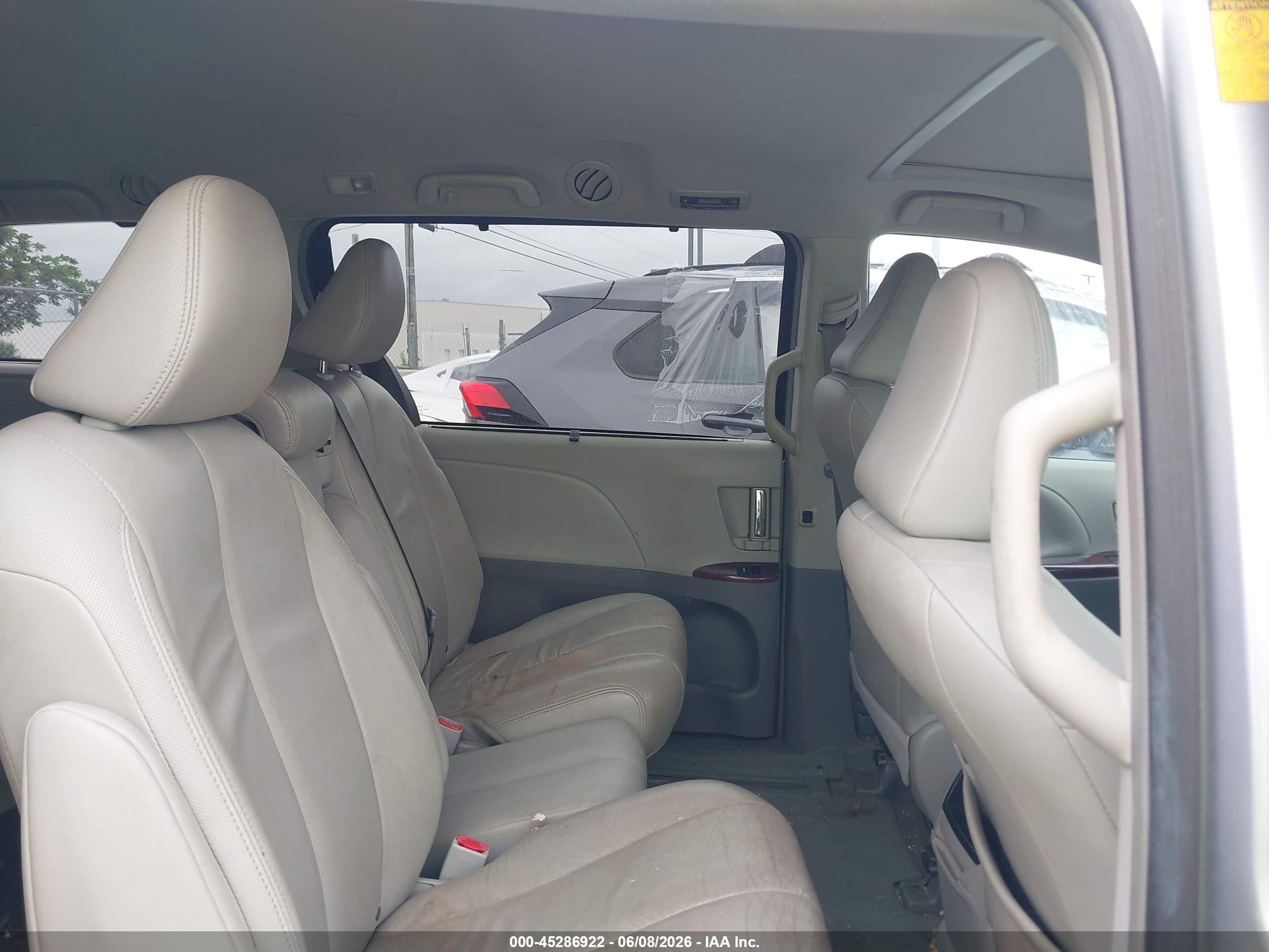 2014 Toyota Sienna Xle V6 8 Passenger Silver vin: 5TDYK3DC8ES436036