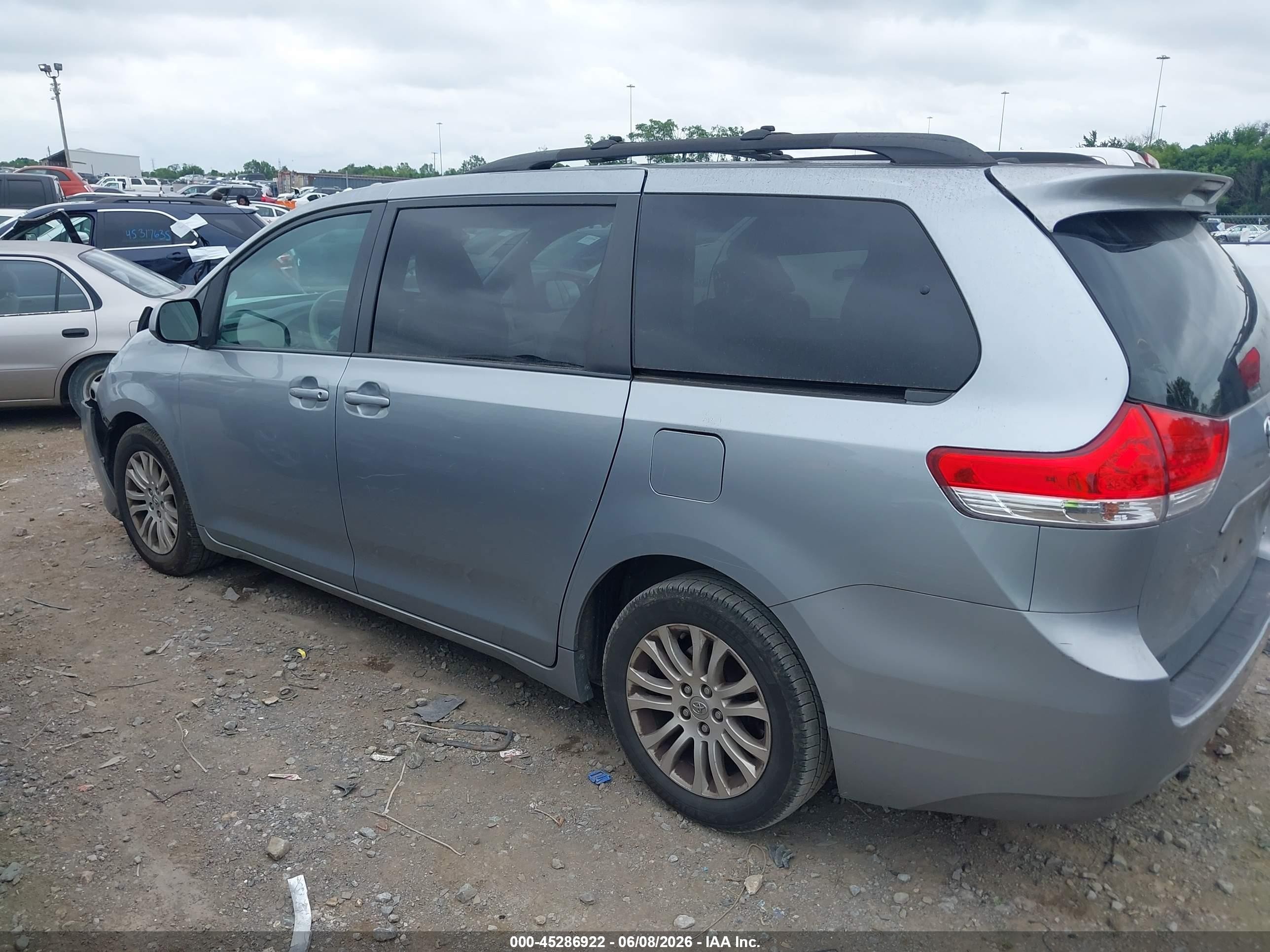 2014 Toyota Sienna Xle V6 8 Passenger Silver vin: 5TDYK3DC8ES436036
