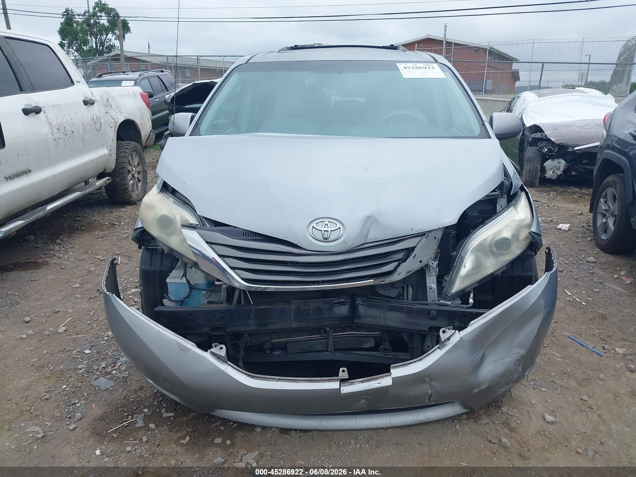 2014 Toyota Sienna Xle V6 8 Passenger Silver vin: 5TDYK3DC8ES436036