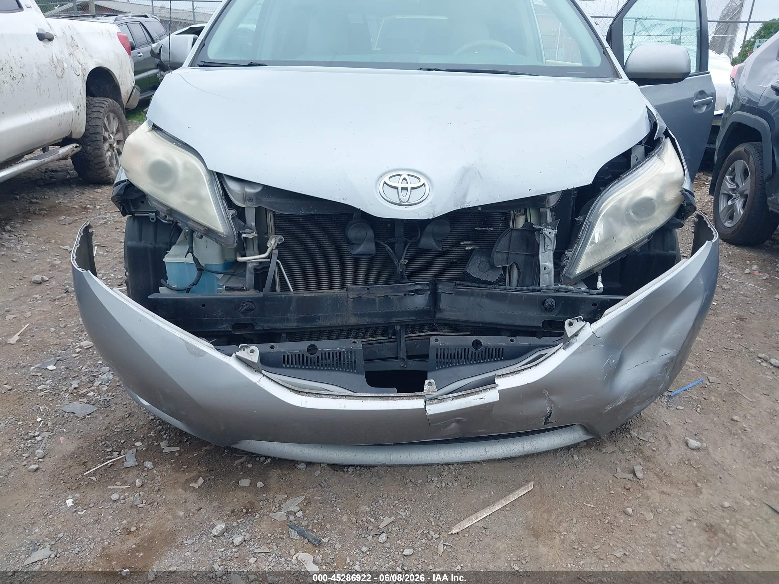 2014 Toyota Sienna Xle V6 8 Passenger Silver vin: 5TDYK3DC8ES436036