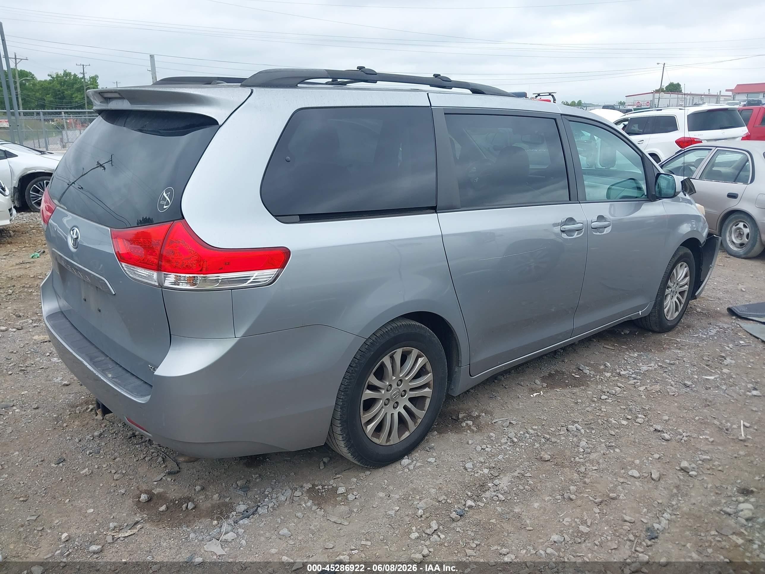 2014 Toyota Sienna Xle V6 8 Passenger Silver vin: 5TDYK3DC8ES436036