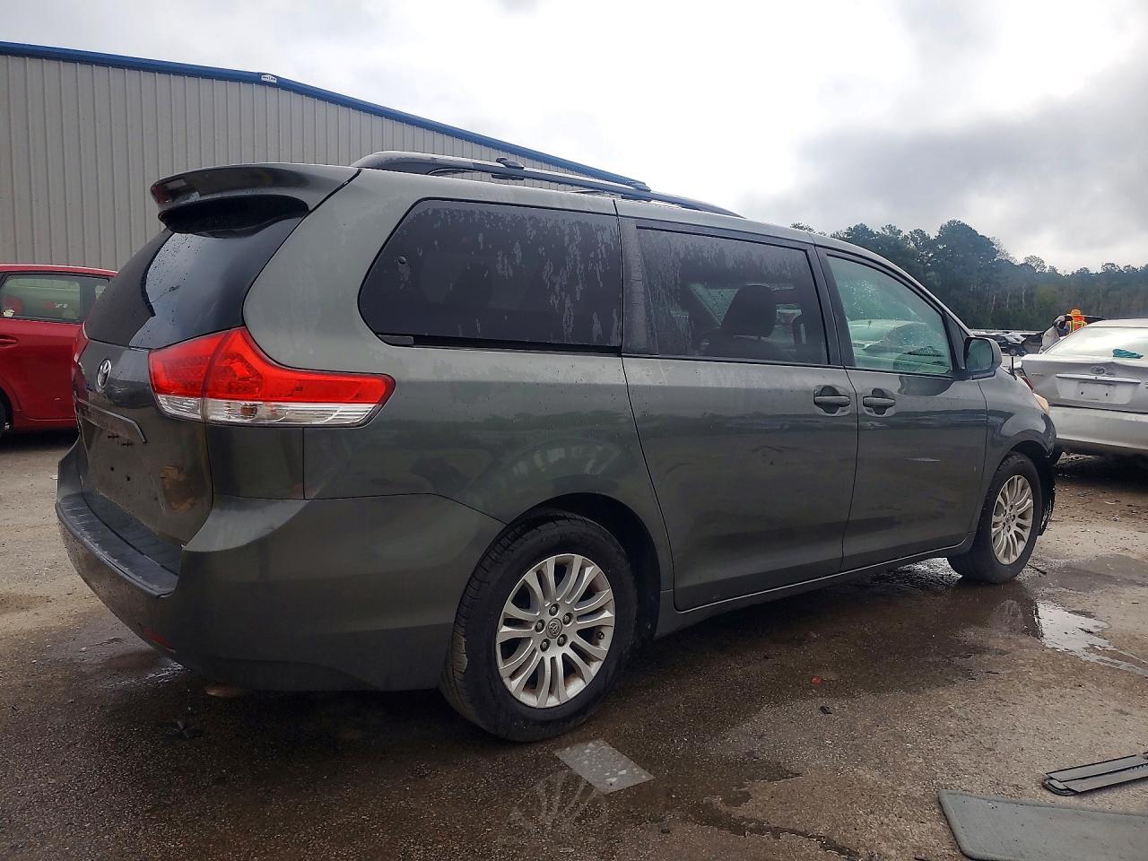 2014 Toyota Sienna Xle 8-passenger Green vin: 5TDYK3DC8ES437526