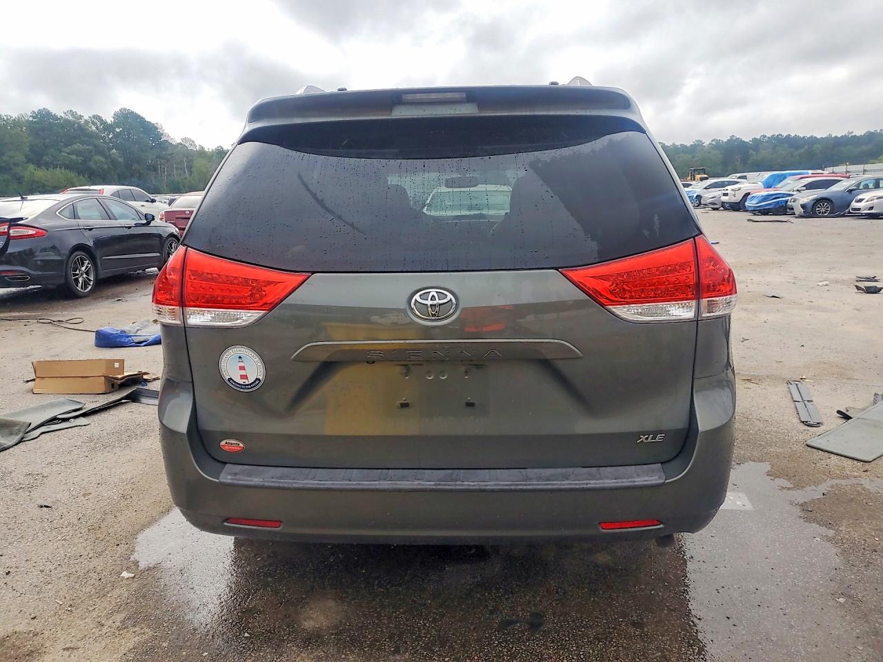 2014 Toyota Sienna Xle 8-passenger Green vin: 5TDYK3DC8ES437526