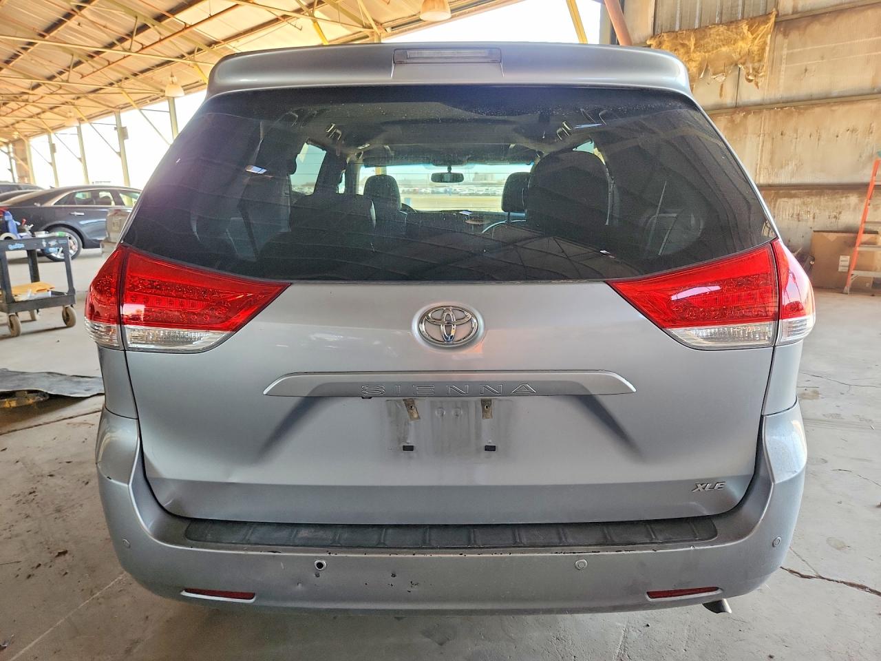 2014 Toyota Sienna Xle 8-passenger Silver vin: 5TDYK3DC8ES452074