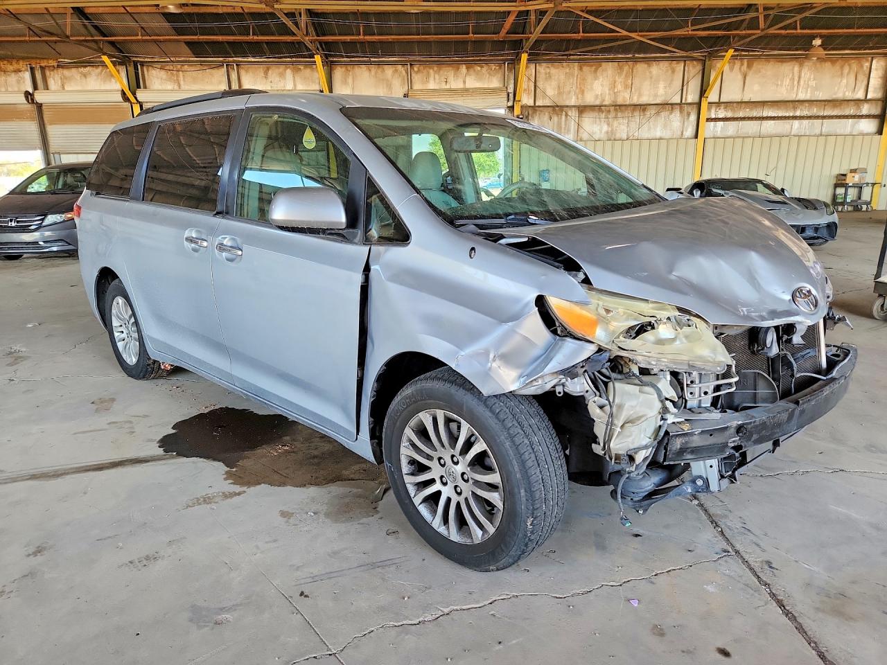 2014 Toyota Sienna Xle 8-passenger Silver vin: 5TDYK3DC8ES452074