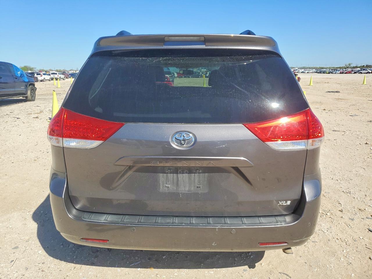 2014 Toyota Sienna Xle 8-passenger Gray vin: 5TDYK3DC8ES461177
