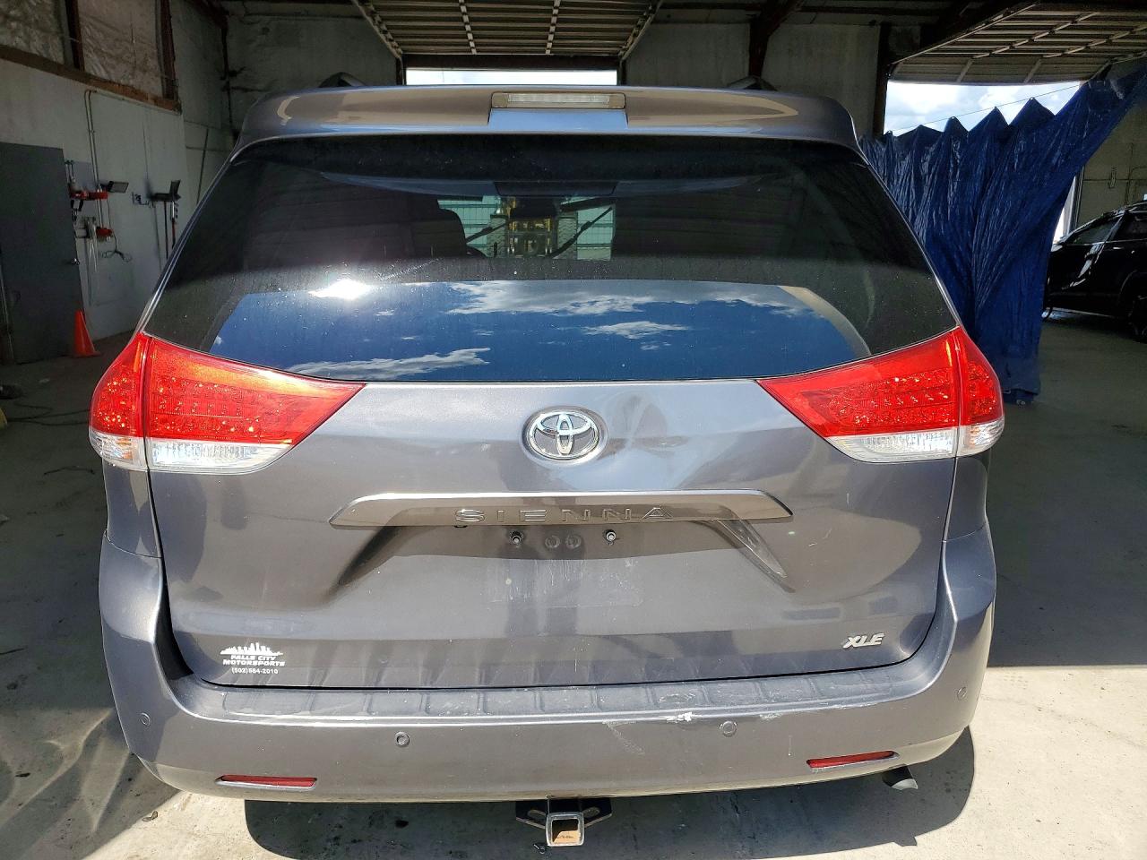 2014 Toyota Sienna Xle 8-passenger Gray vin: 5TDYK3DC8ES473121
