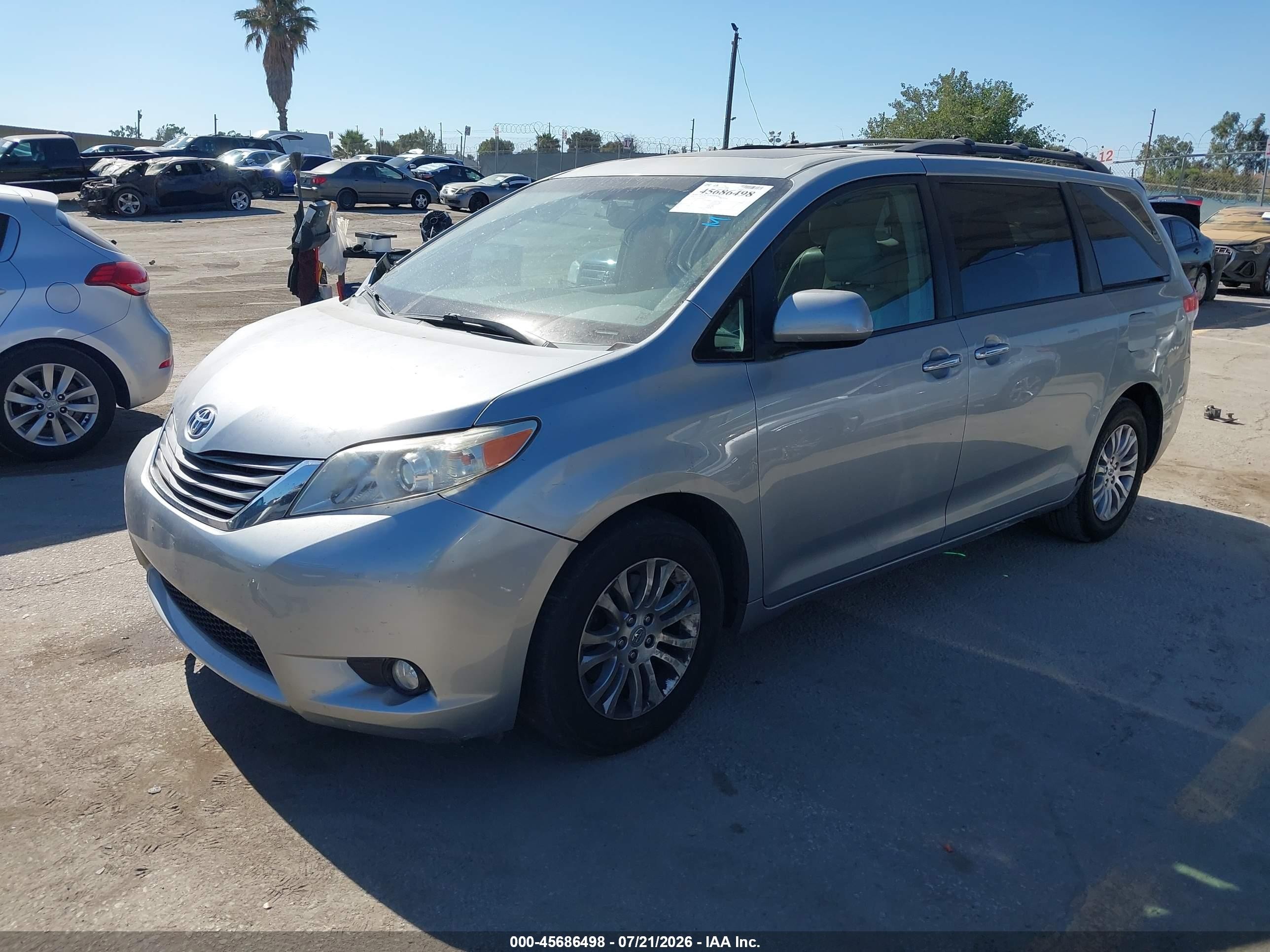 2014 Toyota Sienna Xle V6 8 Passenger Silver vin: 5TDYK3DC8ES482319