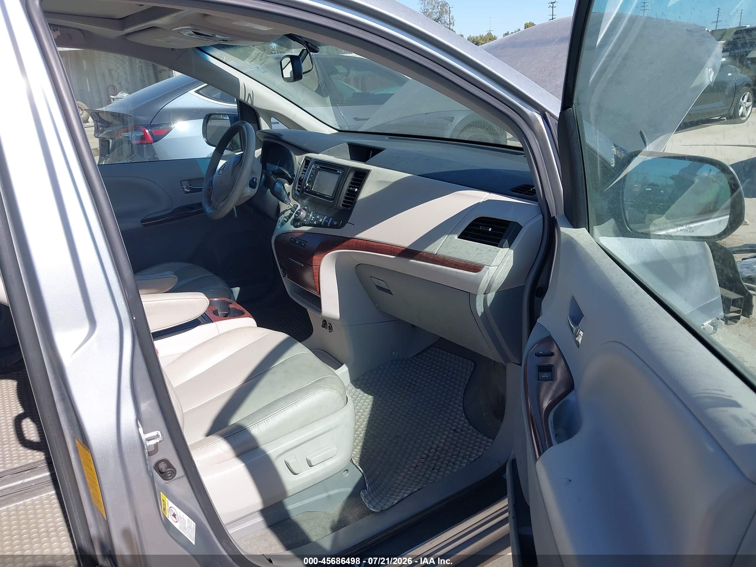 2014 Toyota Sienna Xle V6 8 Passenger Silver vin: 5TDYK3DC8ES482319