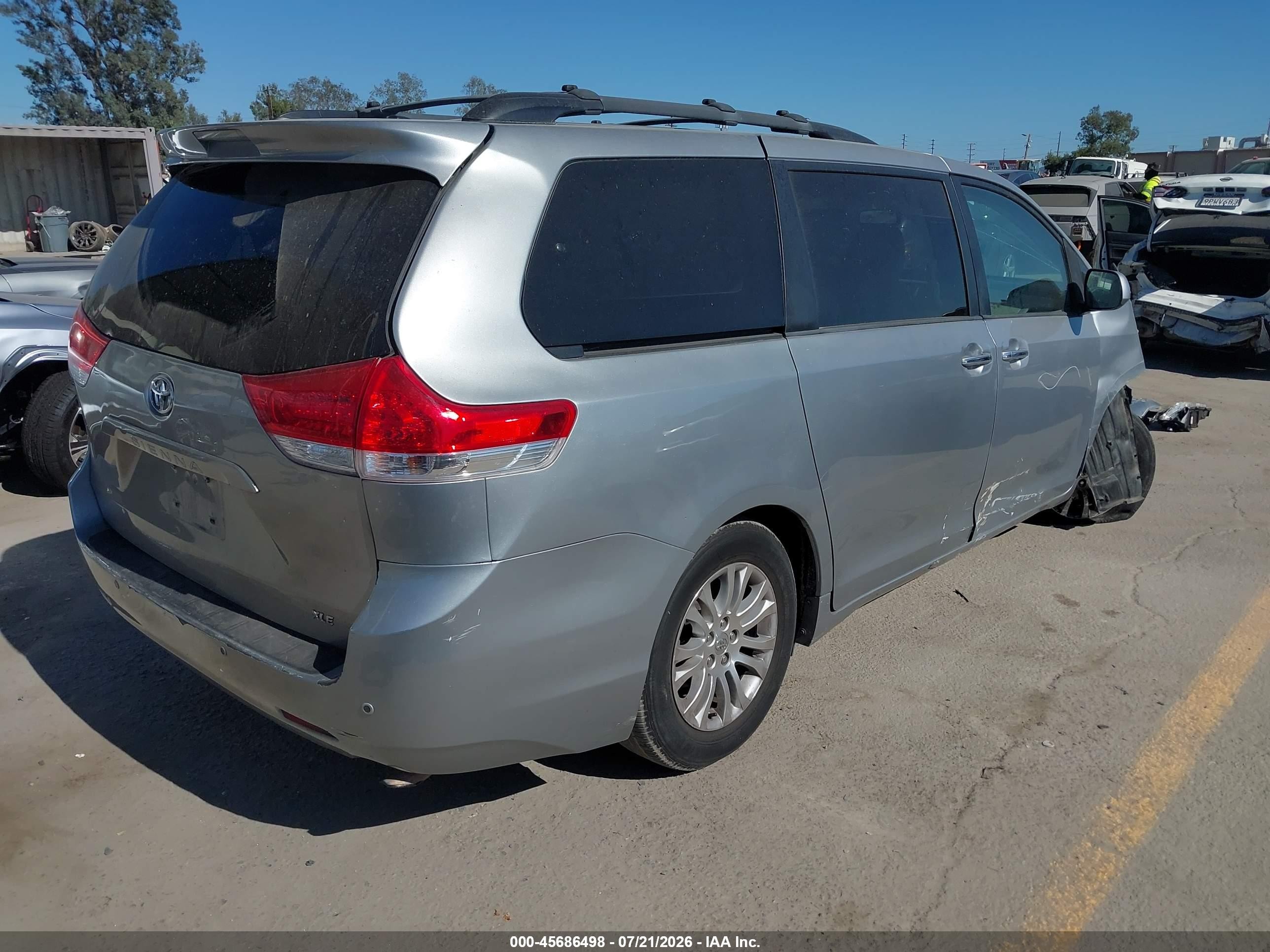 2014 Toyota Sienna Xle V6 8 Passenger Silver vin: 5TDYK3DC8ES482319