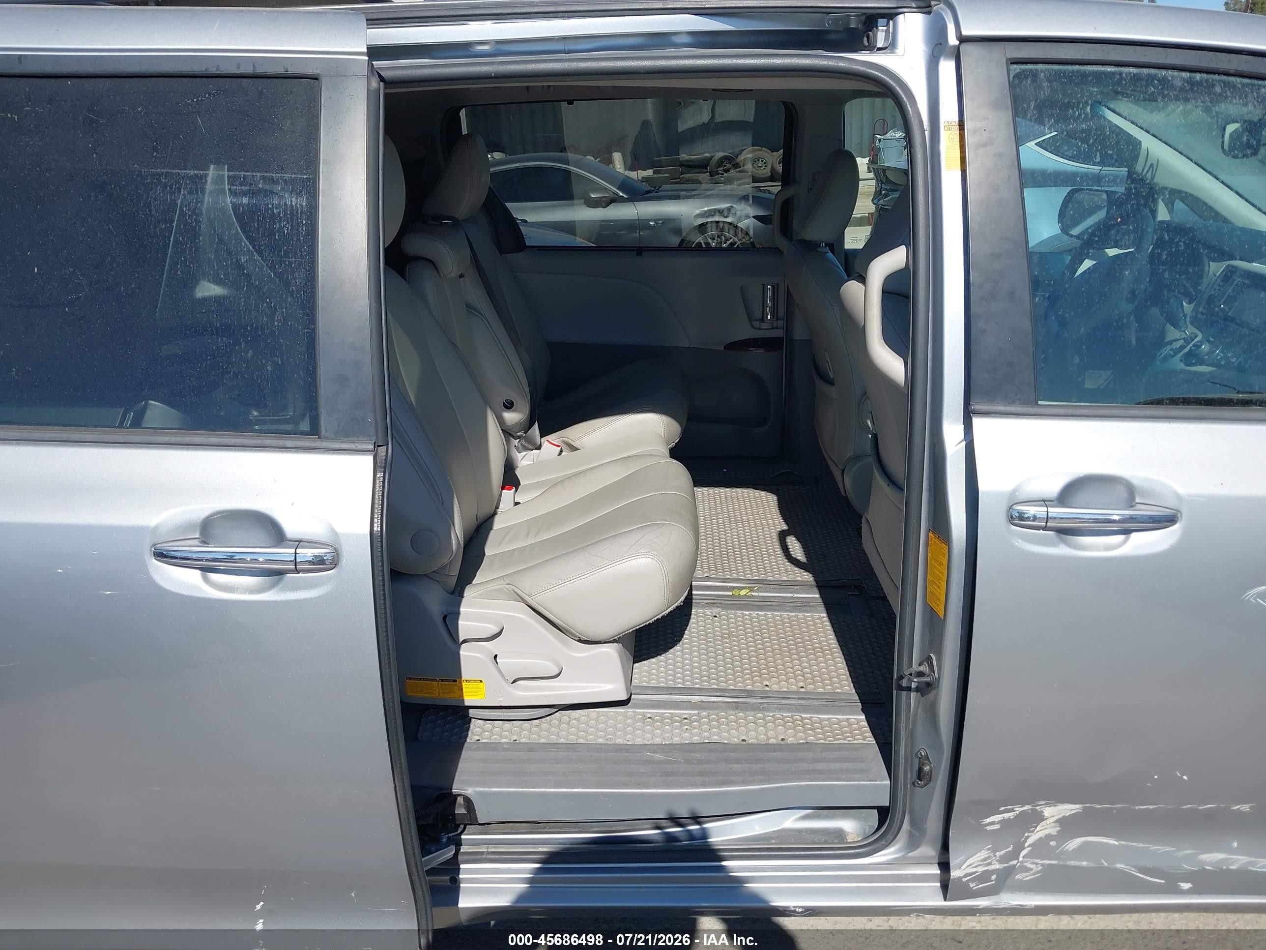 2014 Toyota Sienna Xle V6 8 Passenger Silver vin: 5TDYK3DC8ES482319
