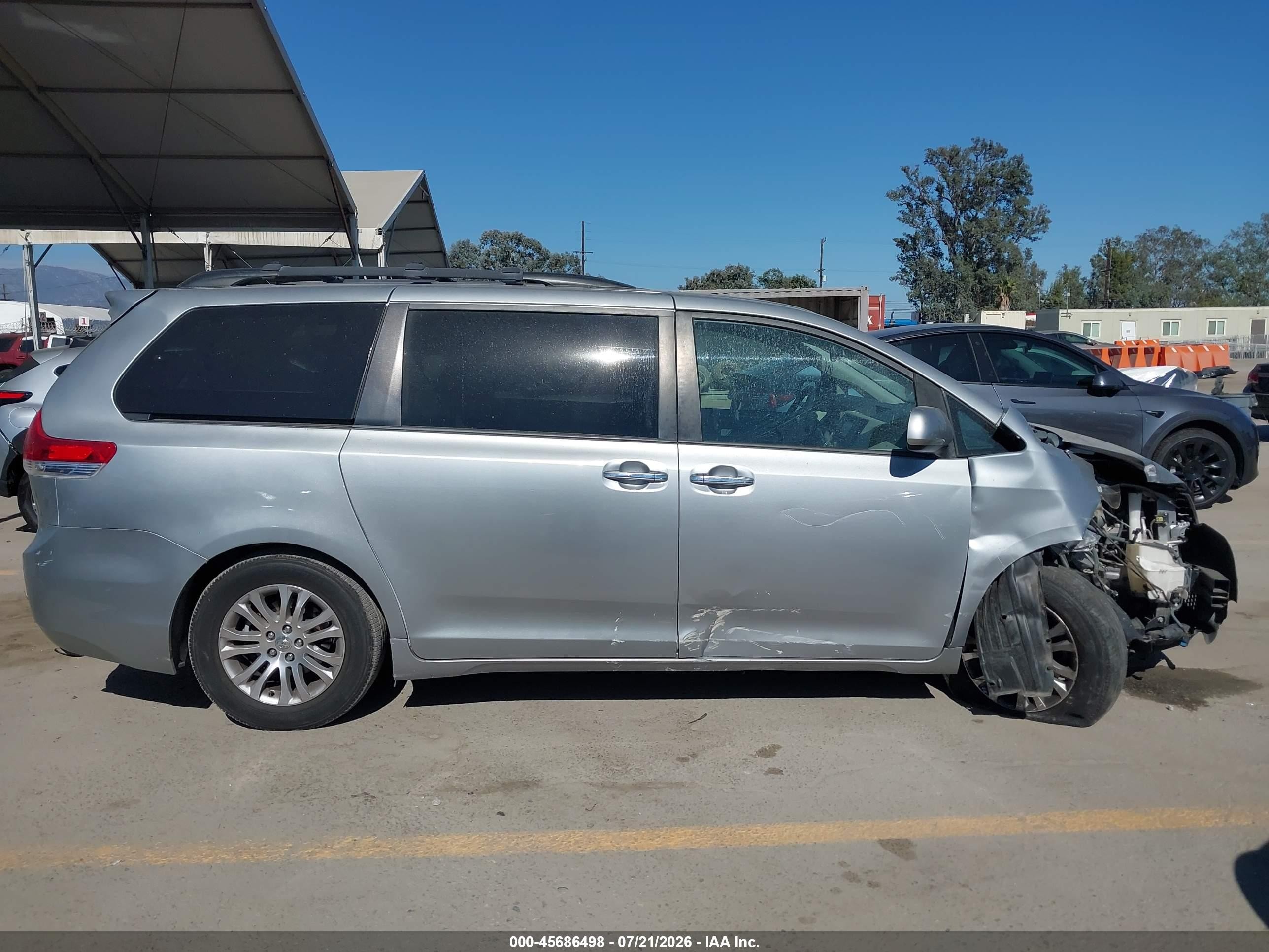 2014 Toyota Sienna Xle V6 8 Passenger Silver vin: 5TDYK3DC8ES482319