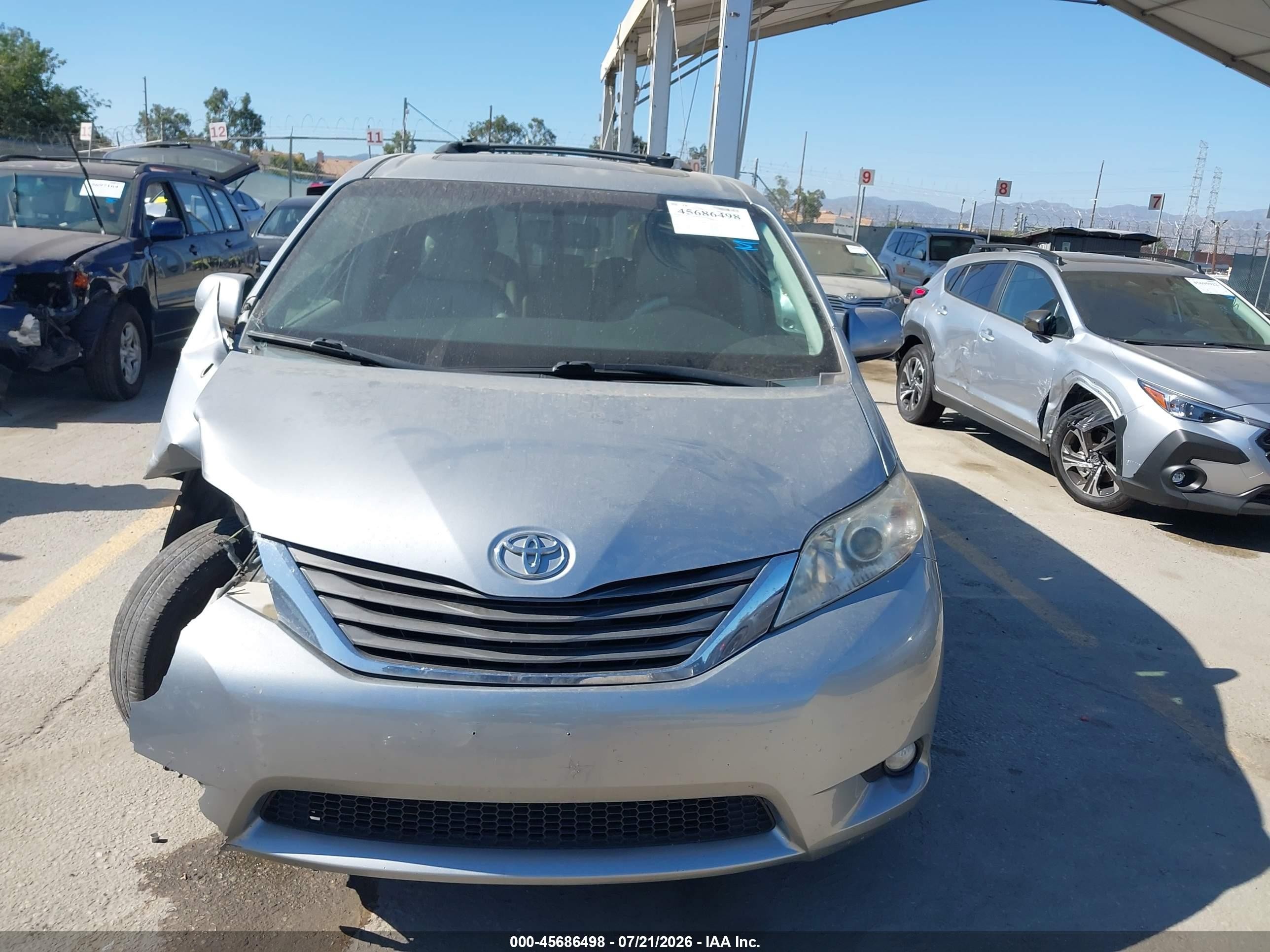 2014 Toyota Sienna Xle V6 8 Passenger Silver vin: 5TDYK3DC8ES482319