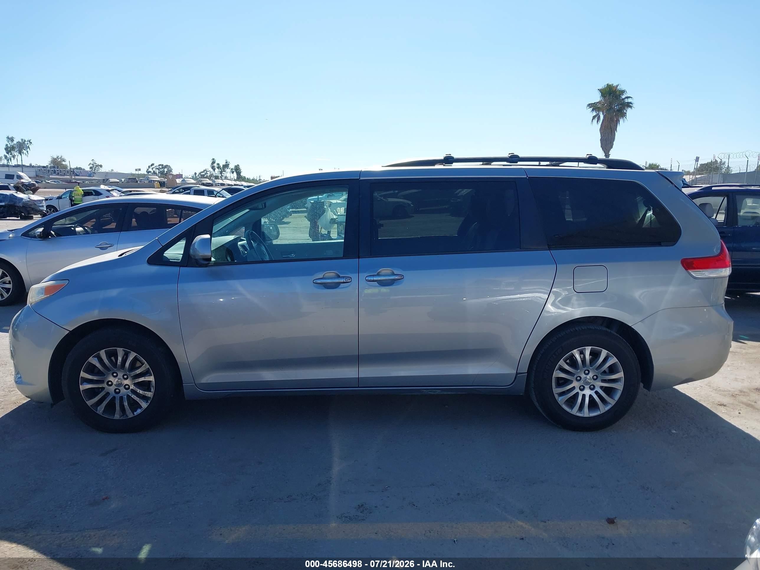 2014 Toyota Sienna Xle V6 8 Passenger Silver vin: 5TDYK3DC8ES482319