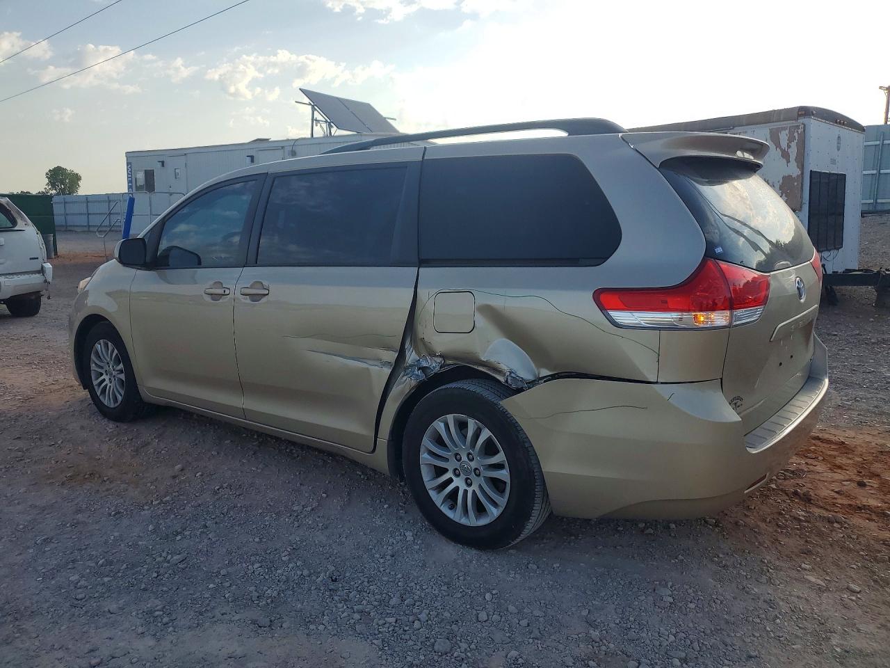 2014 Toyota Sienna Xle 8-passenger Желто-коричневый vin: 5TDYK3DC8ES487858