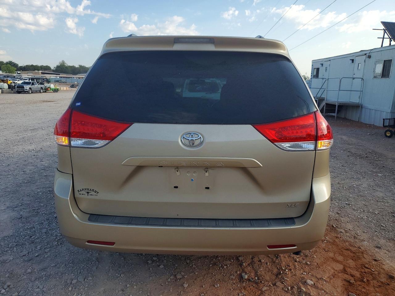 2014 Toyota Sienna Xle 8-passenger Желто-коричневый vin: 5TDYK3DC8ES487858