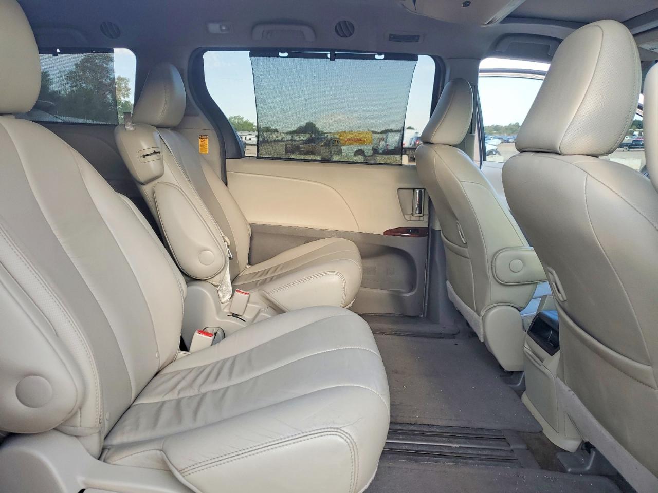 2014 Toyota Sienna Xle 8-passenger Желто-коричневый vin: 5TDYK3DC8ES487858