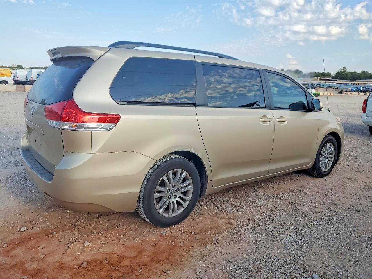 2014 Toyota Sienna Xle 8-passenger Желто-коричневый vin: 5TDYK3DC8ES487858