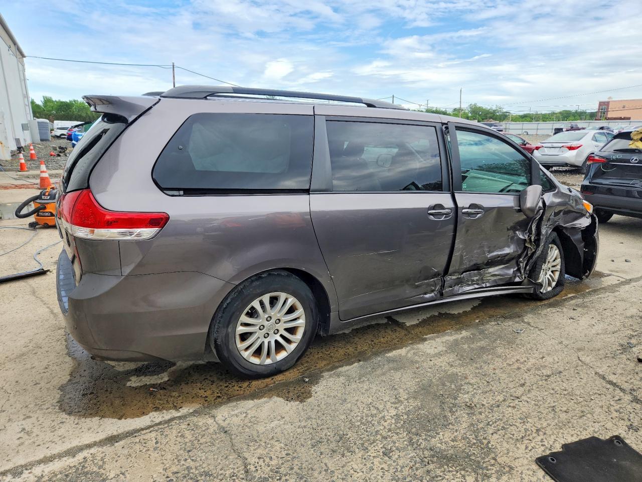 2014 Toyota Sienna Xle 8-passenger Gray vin: 5TDYK3DC8ES492042