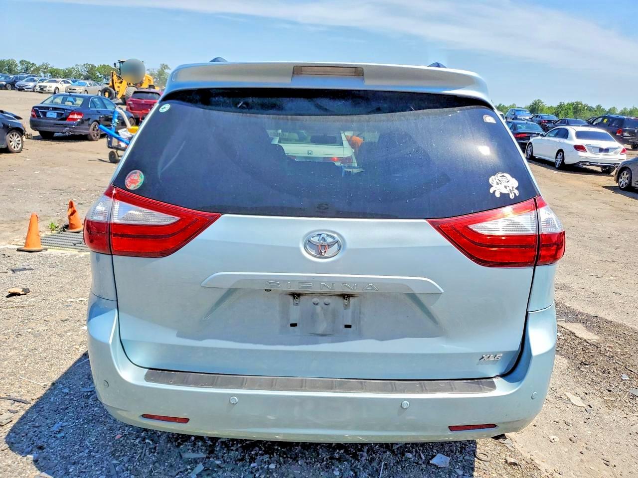 2015 Toyota Sienna Xle 8-passenger Бирюзовый vin: 5TDYK3DC8FS554170