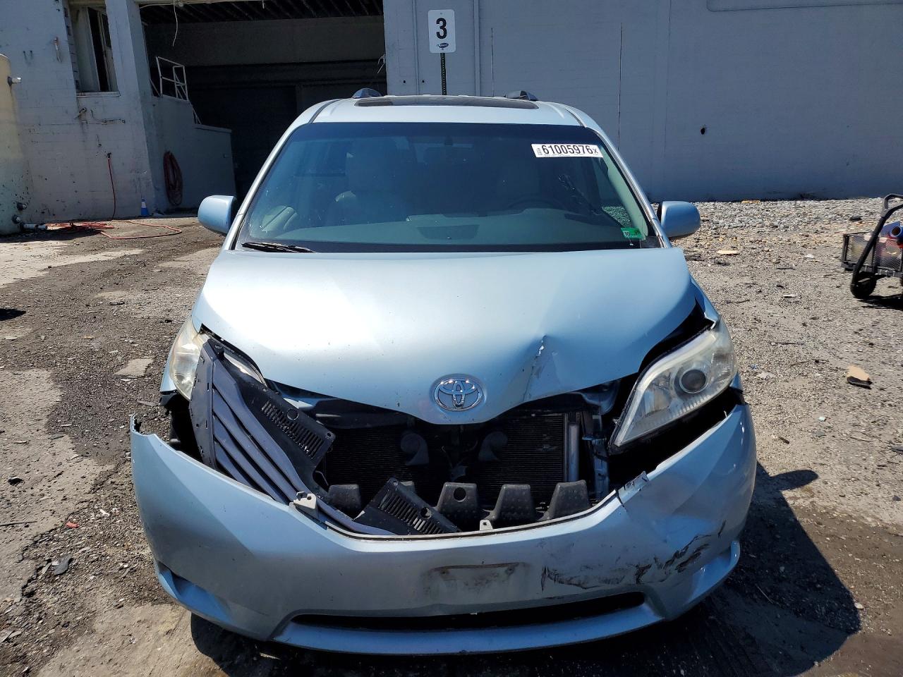 2015 Toyota Sienna Xle 8-passenger Бирюзовый vin: 5TDYK3DC8FS554170