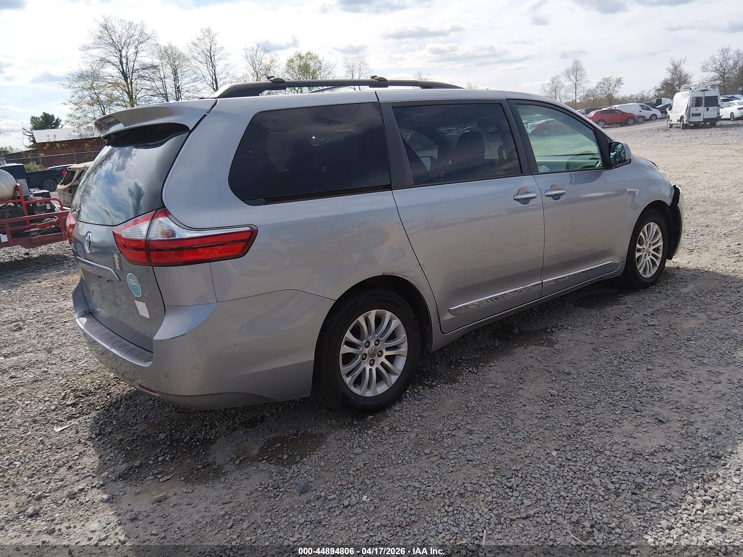 2015 Toyota Sienna Xle Premium 8 Passenger Silver vin: 5TDYK3DC8FS575679