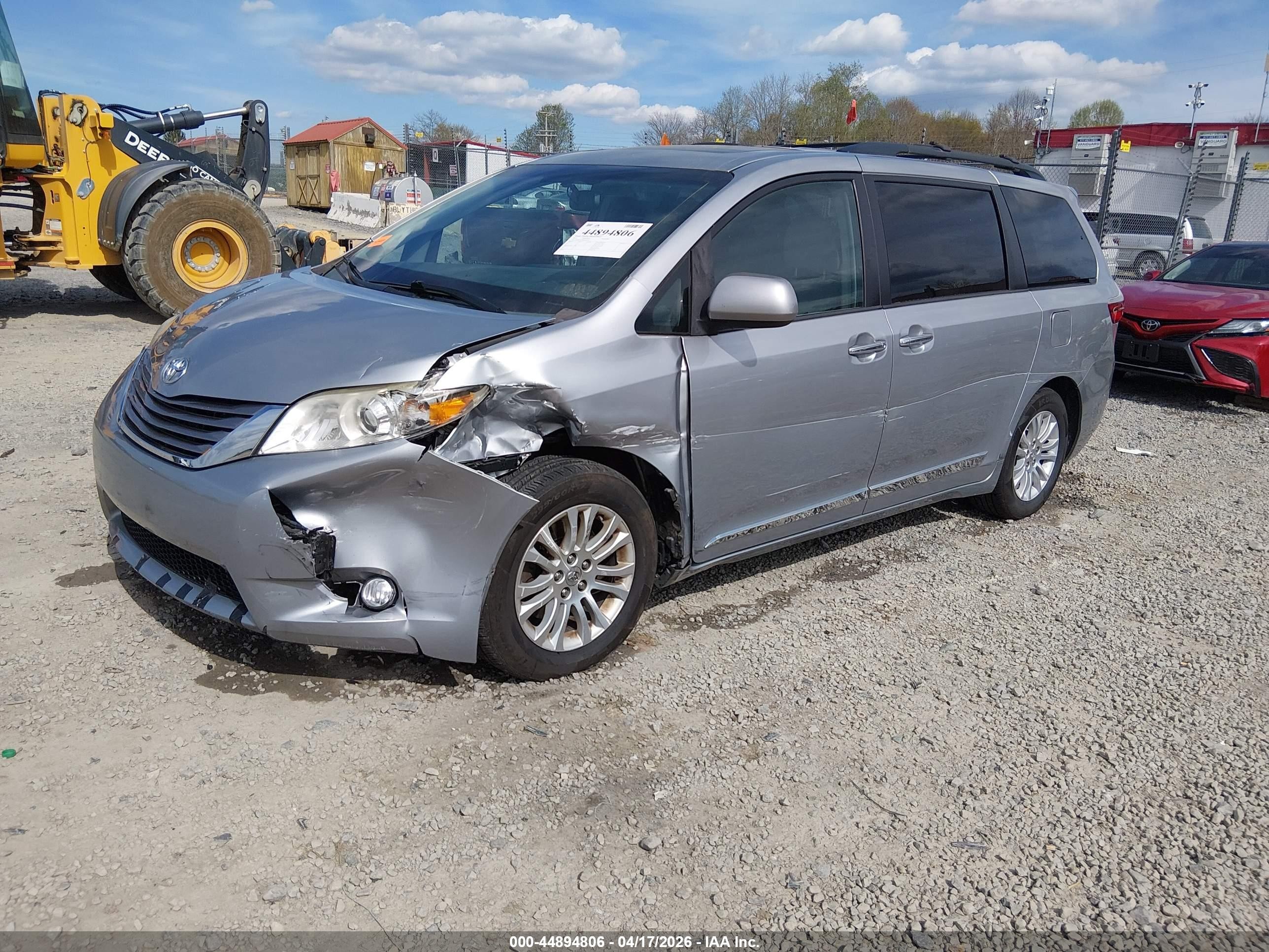 2015 Toyota Sienna Xle Premium 8 Passenger Silver vin: 5TDYK3DC8FS575679