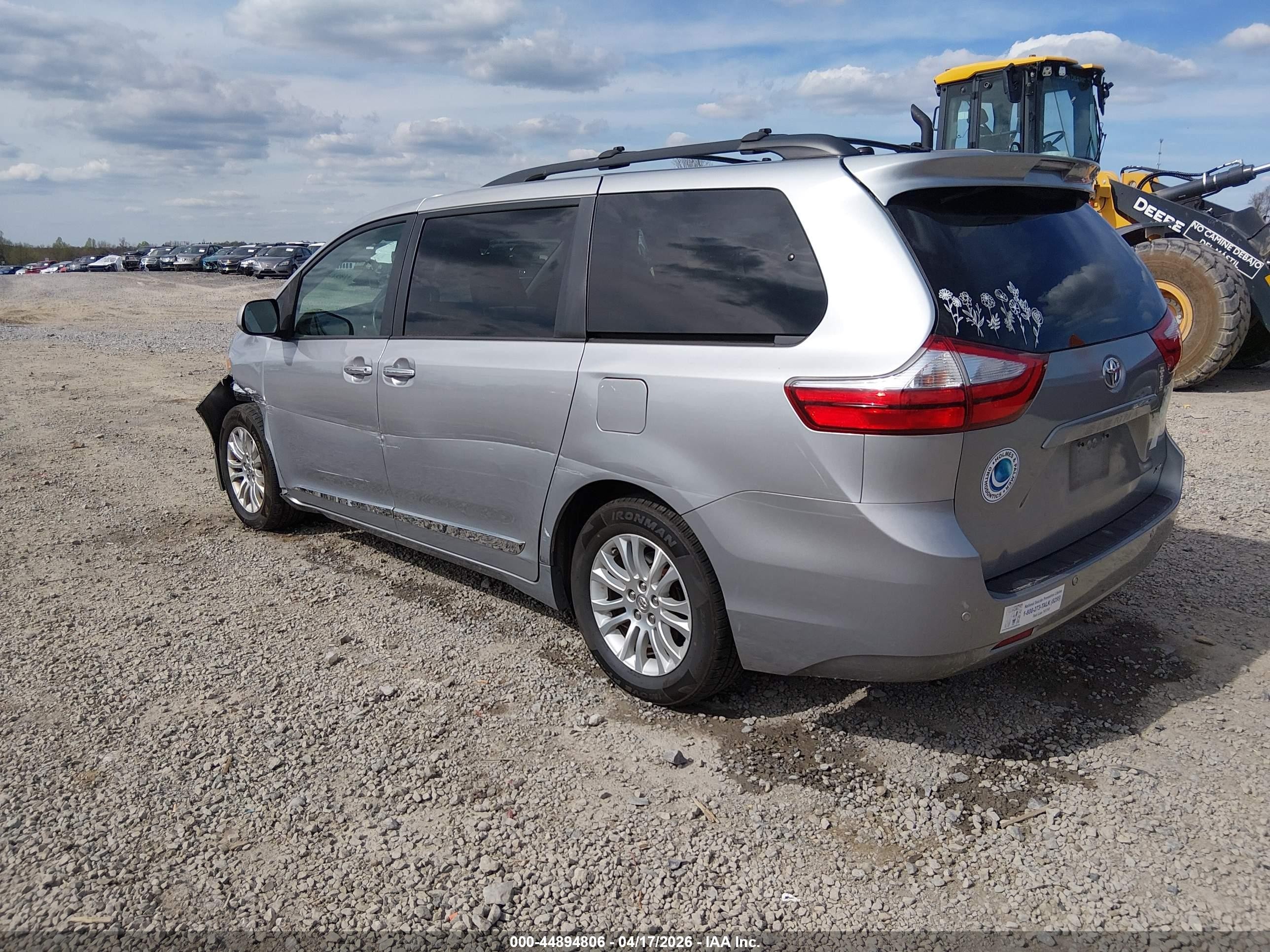 2015 Toyota Sienna Xle Premium 8 Passenger Silver vin: 5TDYK3DC8FS575679
