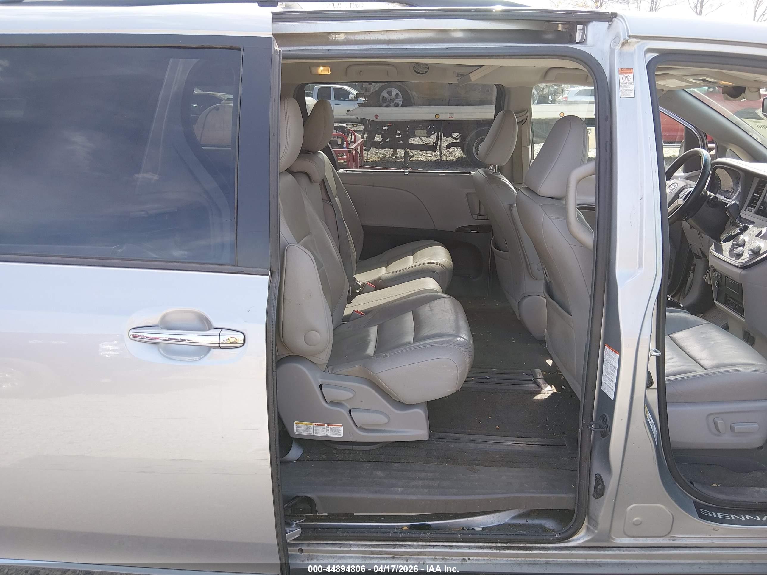 2015 Toyota Sienna Xle Premium 8 Passenger Silver vin: 5TDYK3DC8FS575679