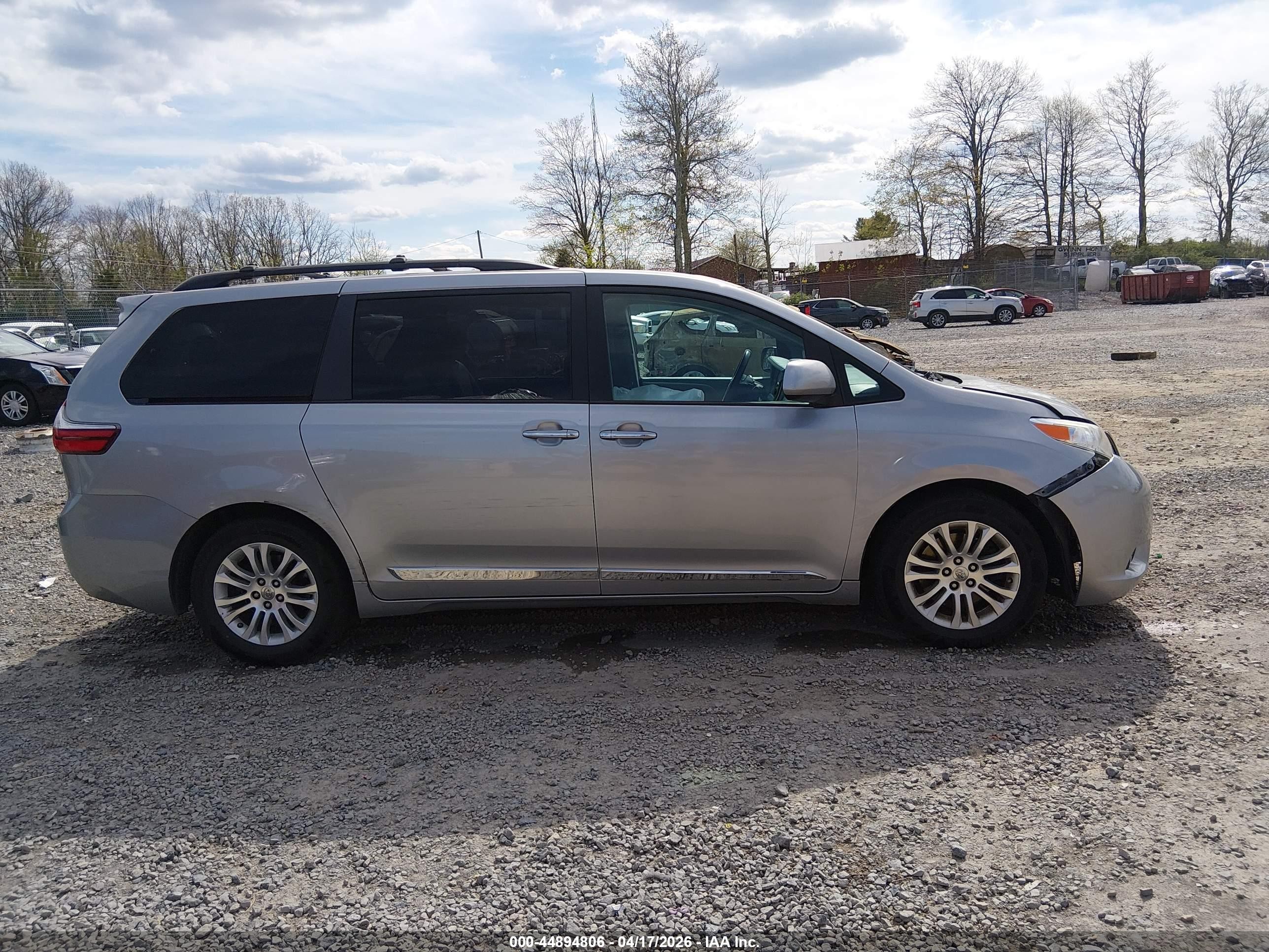 2015 Toyota Sienna Xle Premium 8 Passenger Silver vin: 5TDYK3DC8FS575679