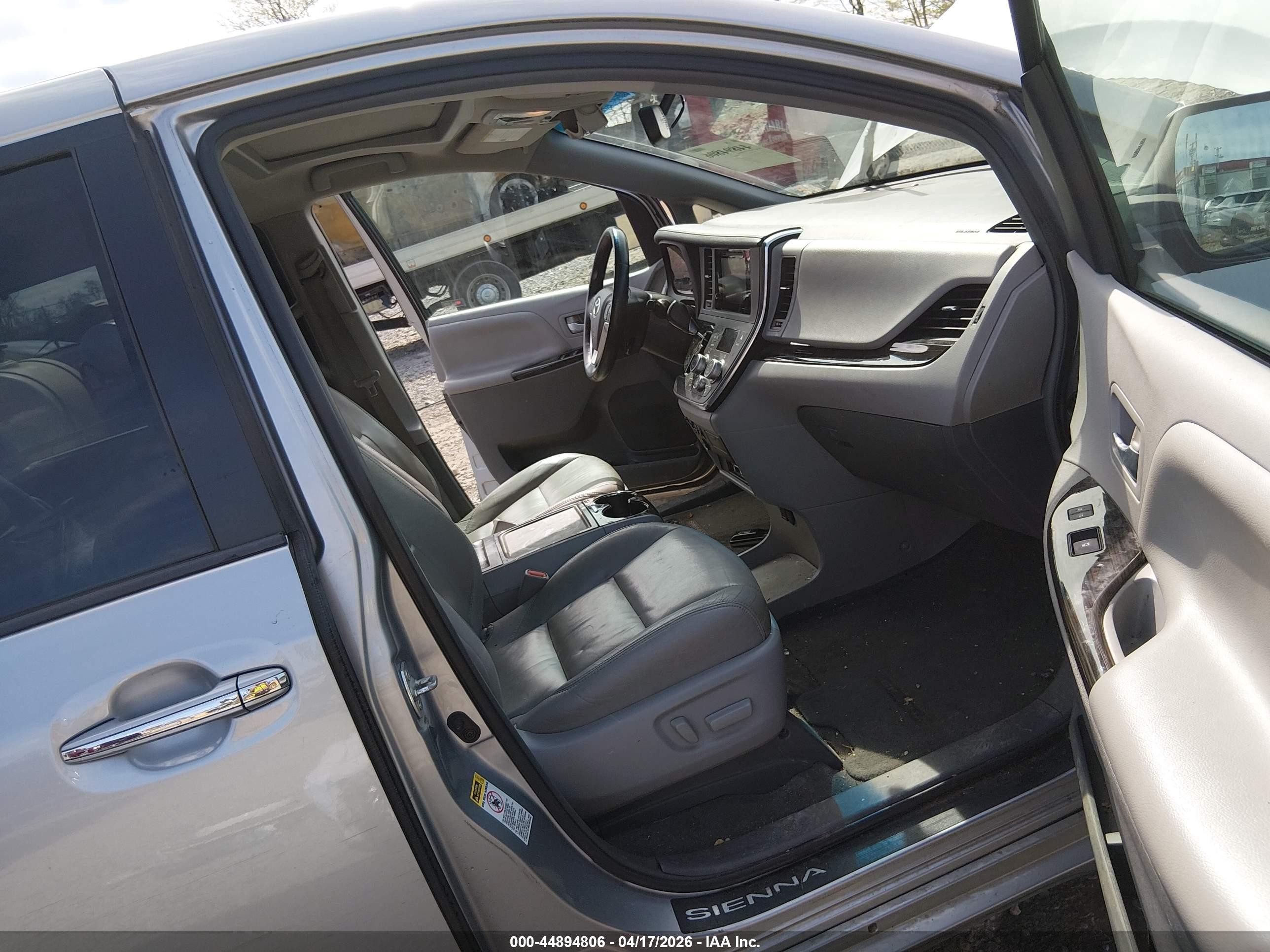 2015 Toyota Sienna Xle Premium 8 Passenger Silver vin: 5TDYK3DC8FS575679
