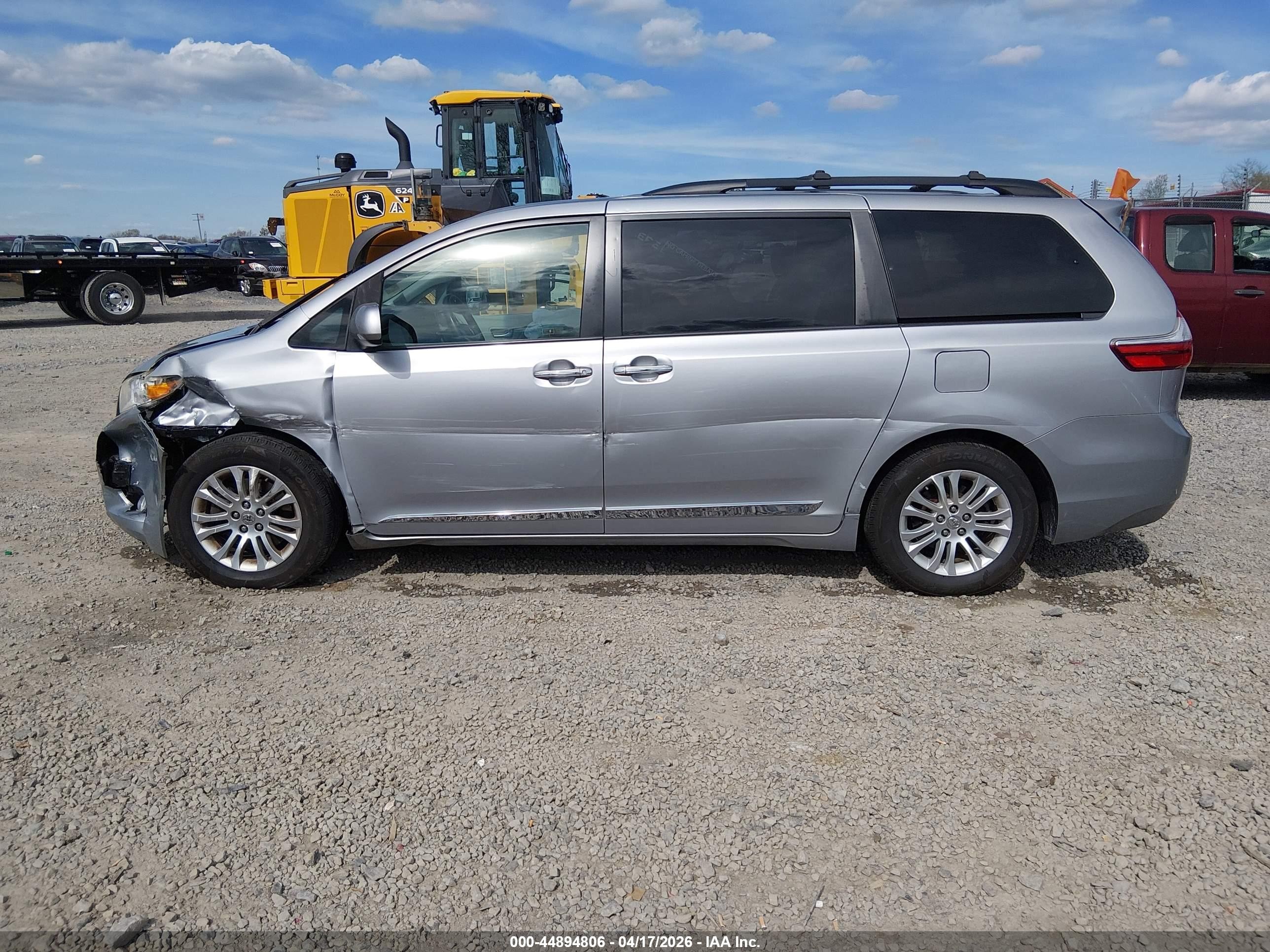 2015 Toyota Sienna Xle Premium 8 Passenger Silver vin: 5TDYK3DC8FS575679