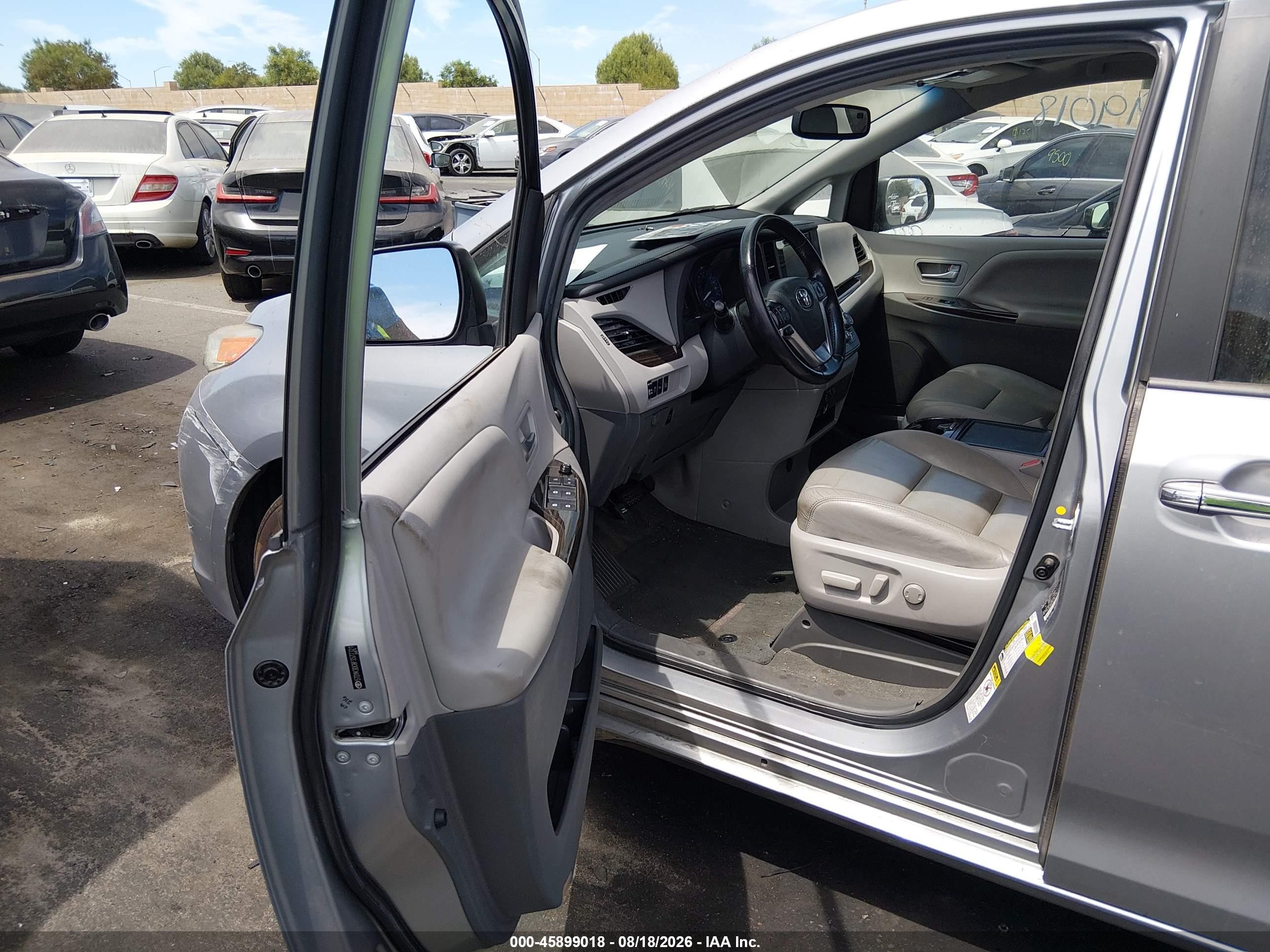 2015 Toyota Sienna Xle 8 Passenger Silver vin: 5TDYK3DC8FS577321