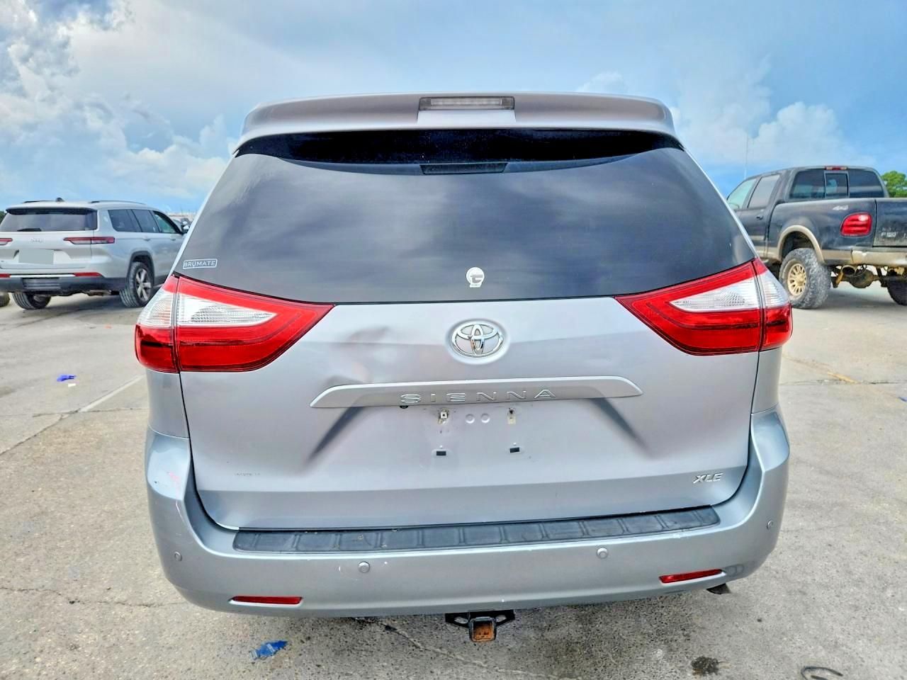 2015 Toyota Sienna Xle 8-passenger Silver vin: 5TDYK3DC8FS582339