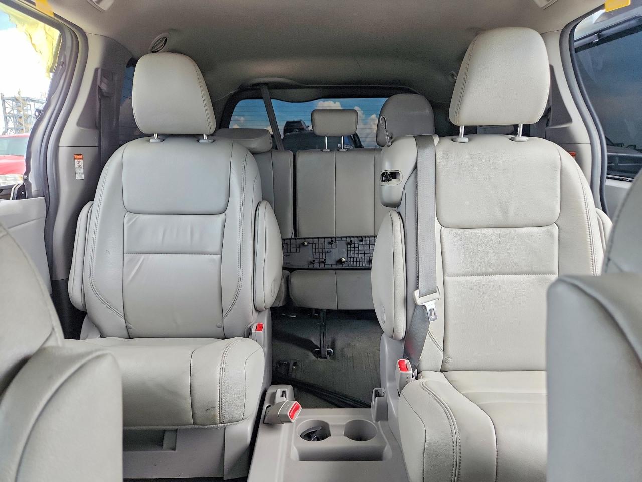 2015 Toyota Sienna Xle 8-passenger Silver vin: 5TDYK3DC8FS582339