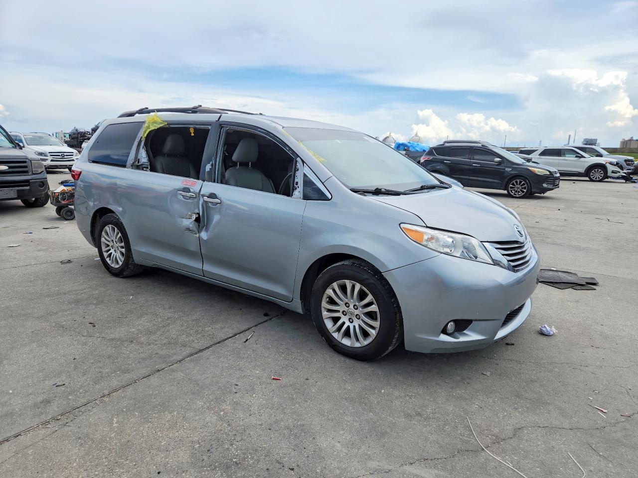 2015 Toyota Sienna Xle 8-passenger Silver vin: 5TDYK3DC8FS582339