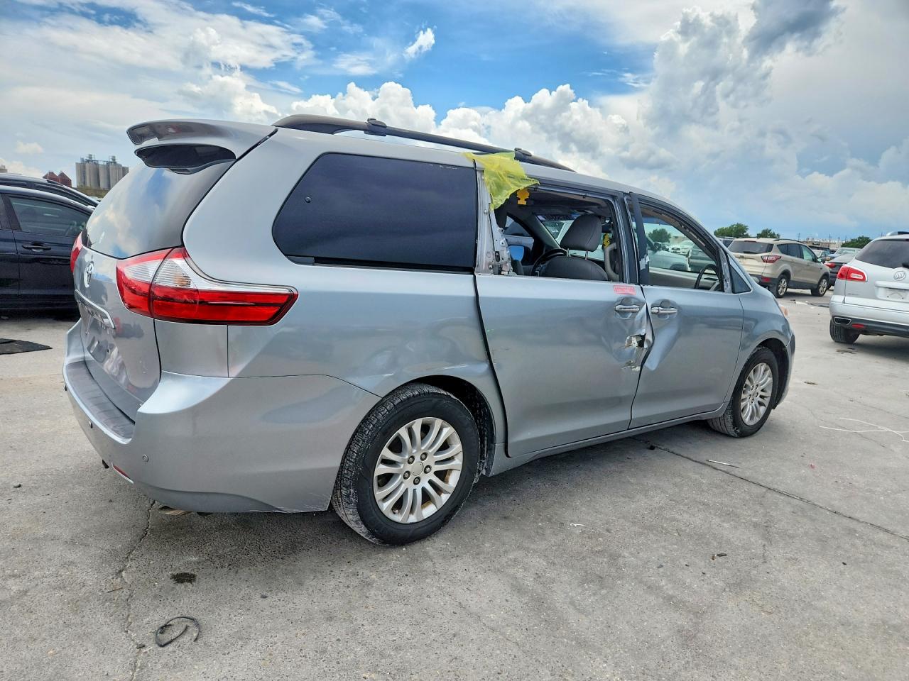 2015 Toyota Sienna Xle 8-passenger Silver vin: 5TDYK3DC8FS582339